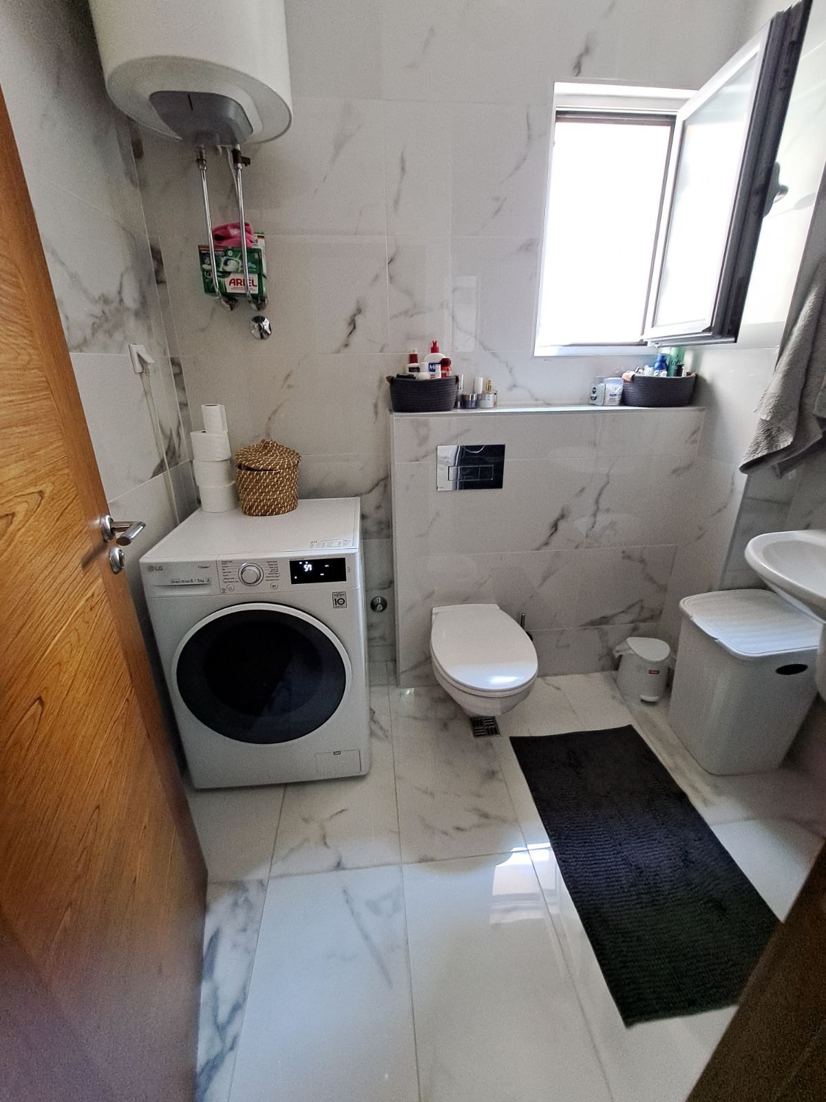 Prodaja – Moderan i prostran trosoban stan 85 m² sa privatnim parkingom, u centru Budve (Rozino, zgrada Okov) - Amfora Real Estate