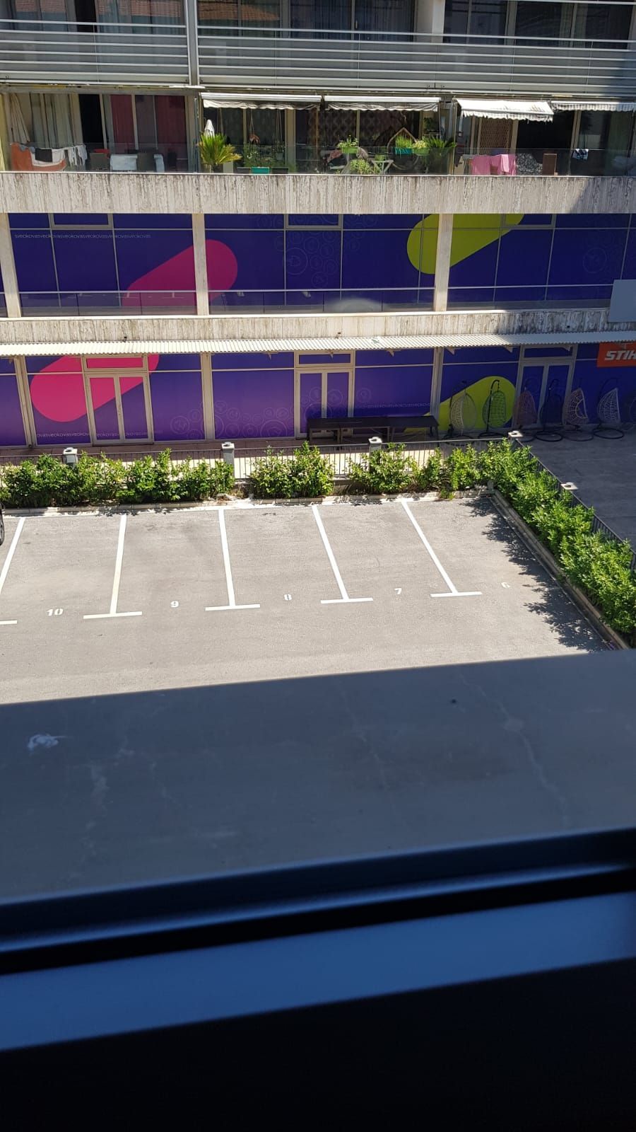 Prodaja – Moderan i prostran trosoban stan 85 m² sa privatnim parkingom, u centru Budve (Rozino, zgrada Okov) - Amfora Real Estate