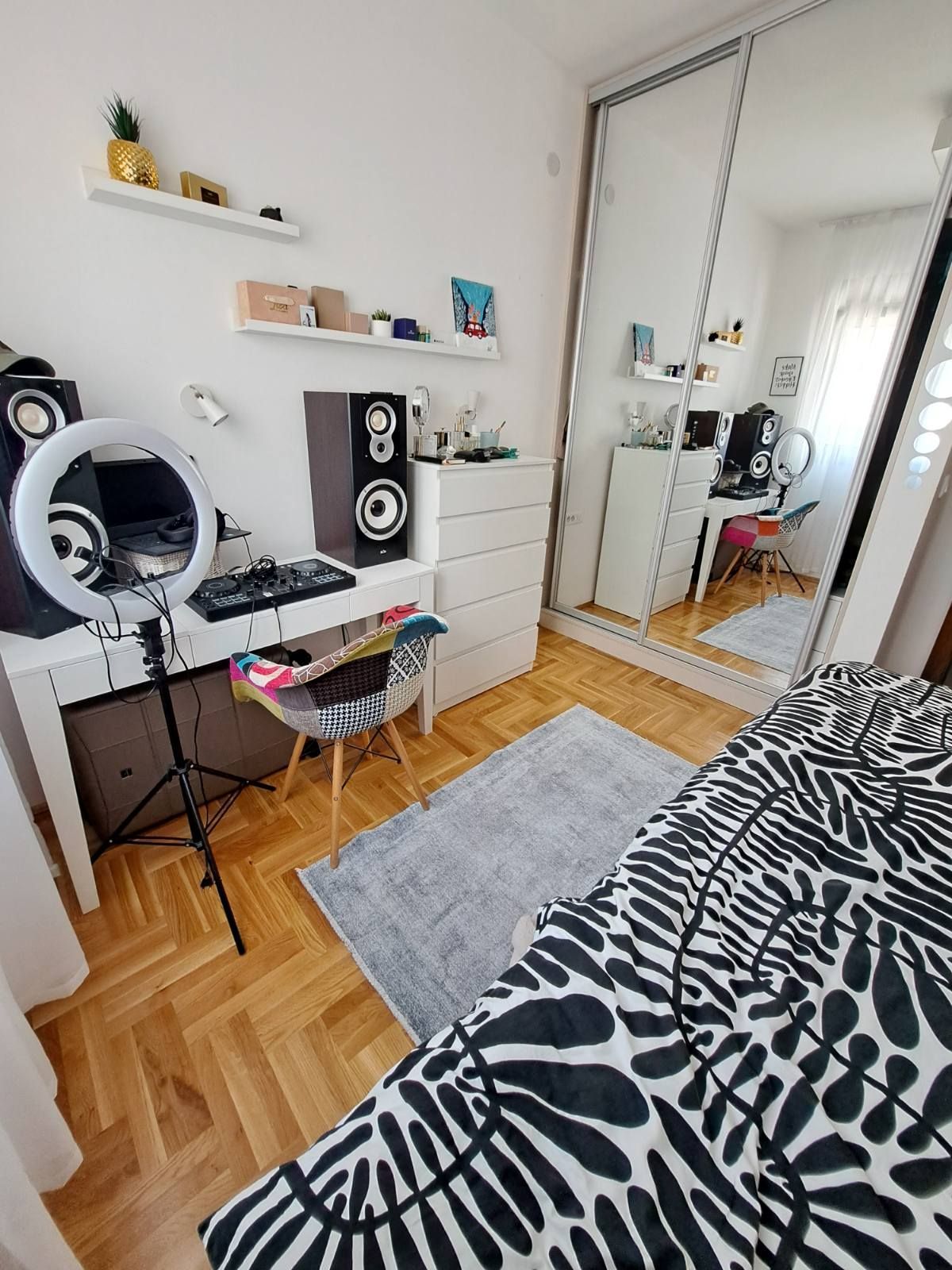 Prodaja – Moderan i prostran trosoban stan 85 m² sa privatnim parkingom, u centru Budve (Rozino, zgrada Okov) - Amfora Real Estate