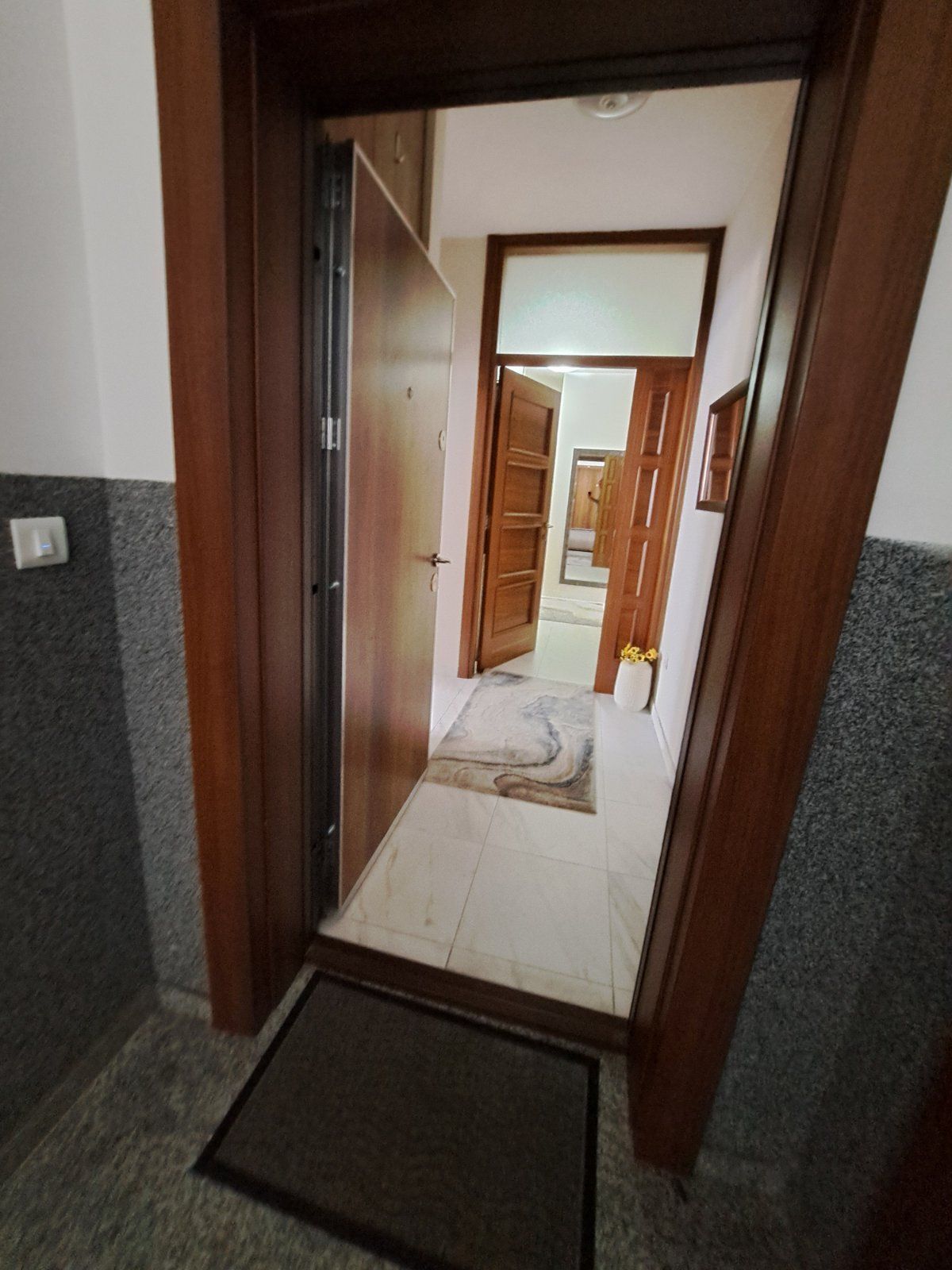 Prodaja – Moderan i prostran trosoban stan 85 m² sa privatnim parkingom, u centru Budve (Rozino, zgrada Okov) - Amfora Real Estate