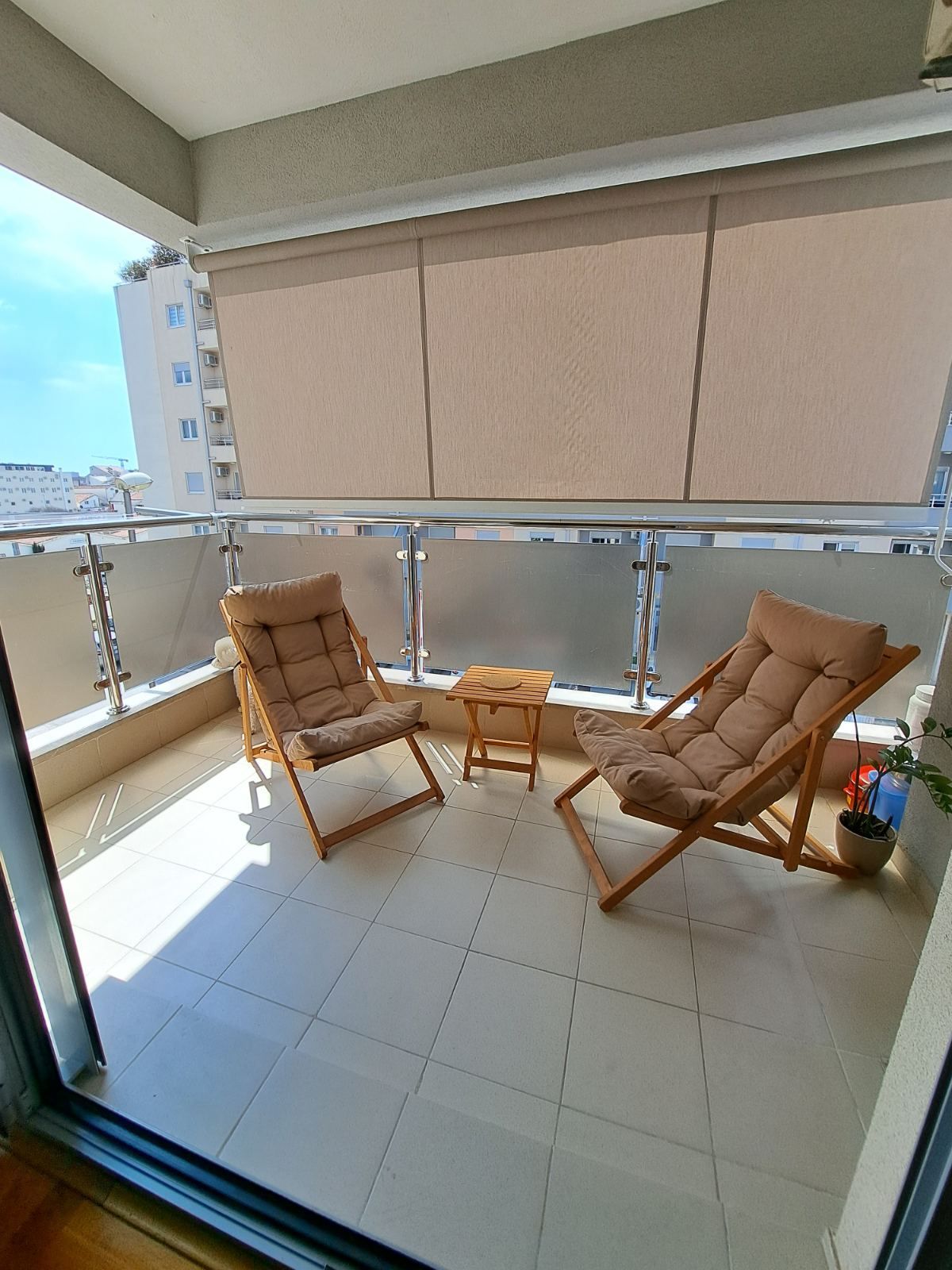 Prodaja – Moderan i prostran trosoban stan 85 m² sa privatnim parkingom, u centru Budve (Rozino, zgrada Okov) - Amfora Real Estate