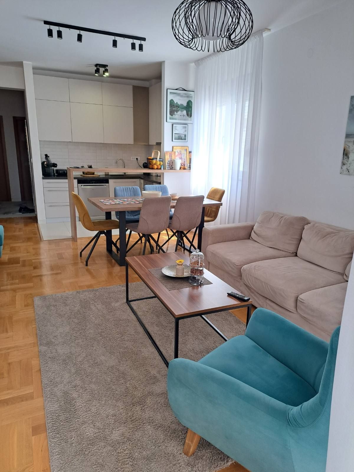Prodaja – Moderan i prostran trosoban stan 85 m² sa privatnim parkingom, u centru Budve (Rozino, zgrada Okov) - Amfora Real Estate