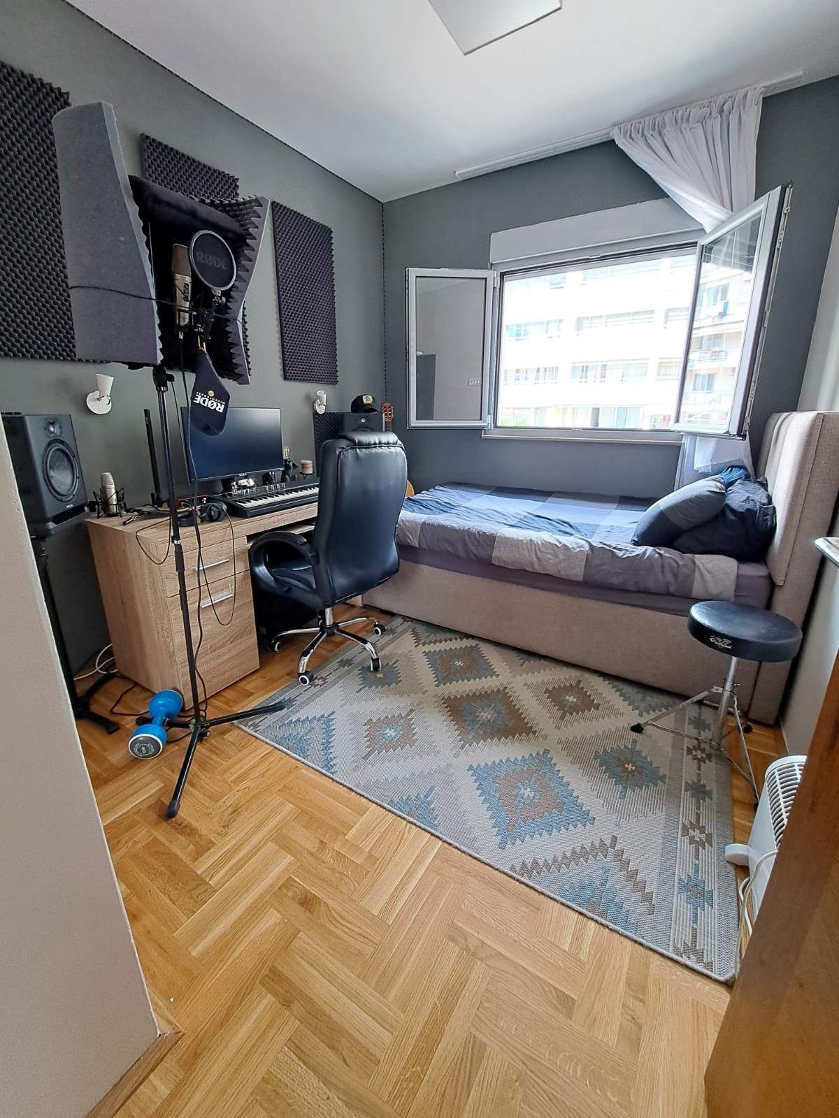 Prodaja – Moderan i prostran trosoban stan 85 m² sa privatnim parkingom, u centru Budve (Rozino, zgrada Okov) - Amfora Real Estate