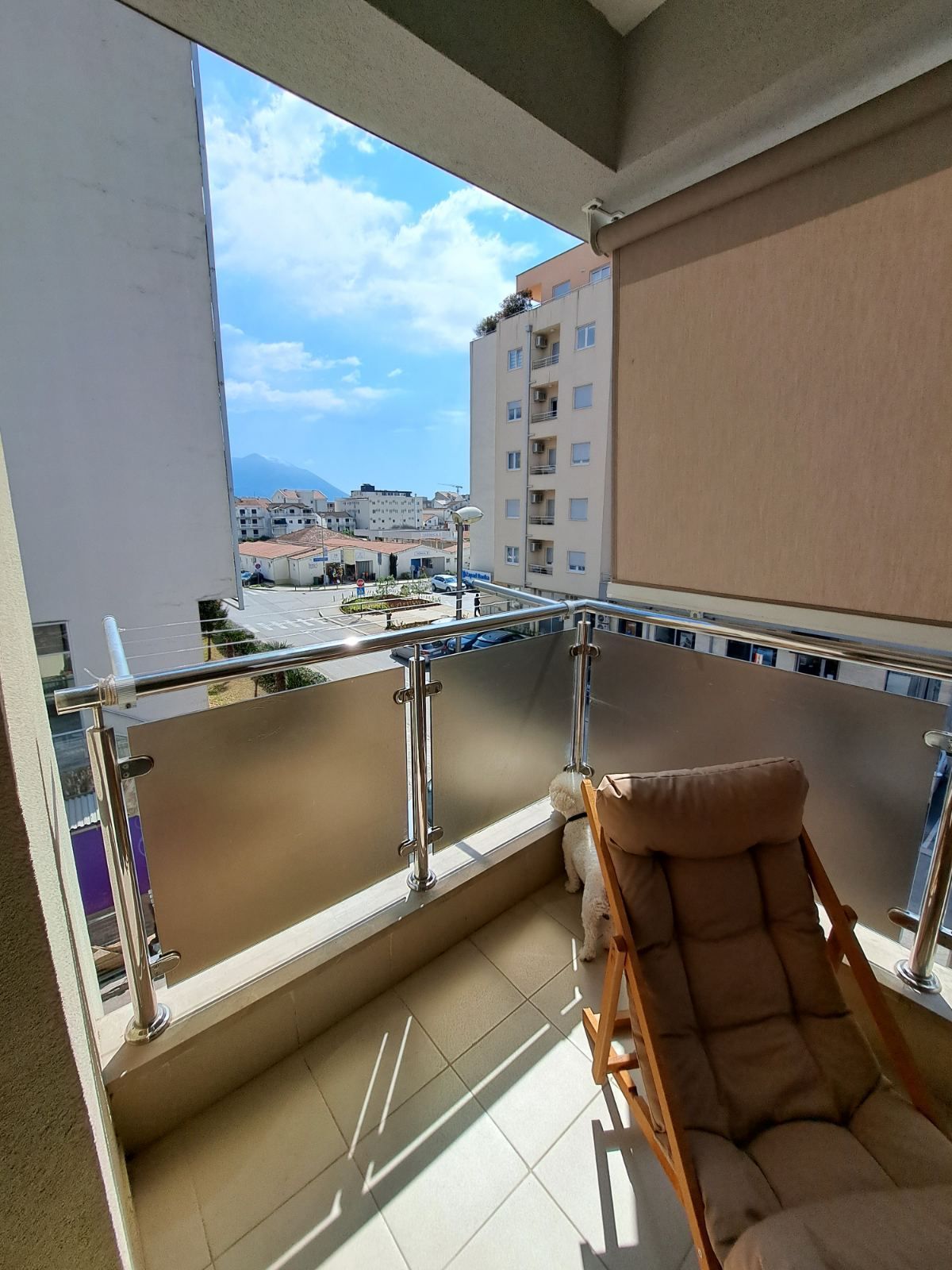 Prodaja – Moderan i prostran trosoban stan 85 m² sa privatnim parkingom, u centru Budve (Rozino, zgrada Okov) - Amfora Real Estate