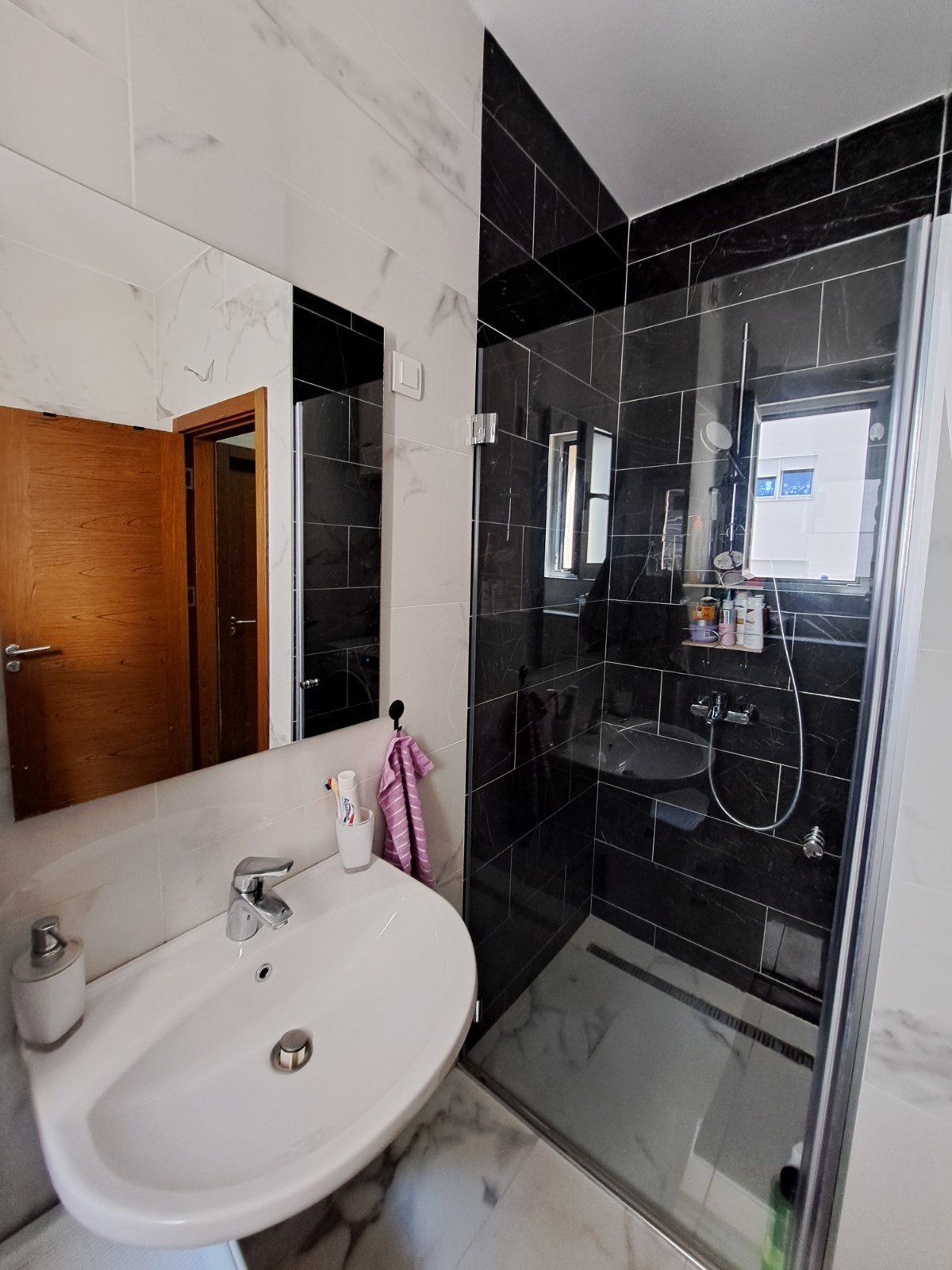 Prodaja – Moderan i prostran trosoban stan 85 m² sa privatnim parkingom, u centru Budve (Rozino, zgrada Okov) - Amfora Real Estate