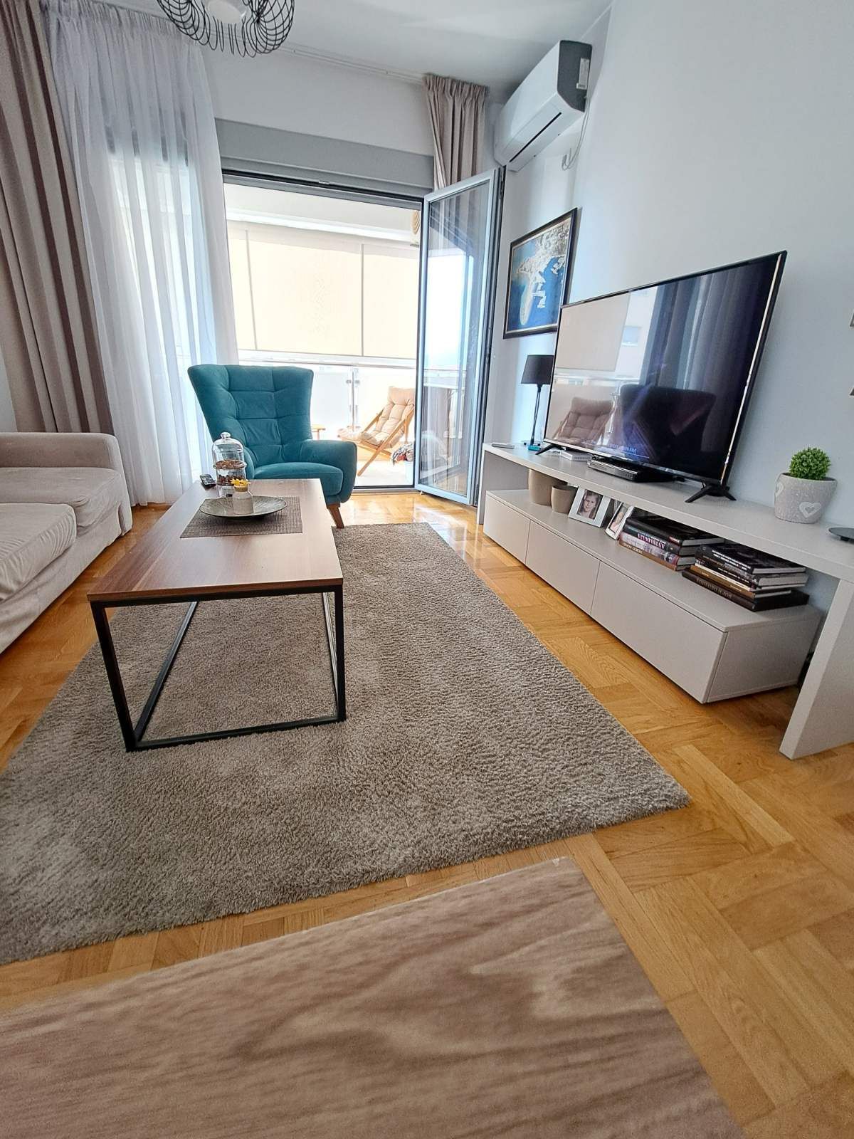 Prodaja – Moderan i prostran trosoban stan 85 m² sa privatnim parkingom, u centru Budve (Rozino, zgrada Okov) - Amfora Real Estate