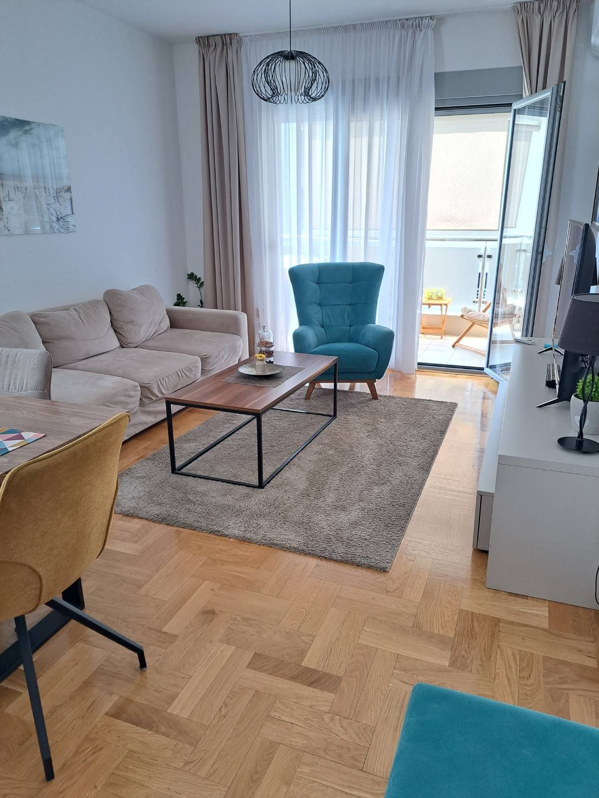 Prodaja – Moderan i prostran trosoban stan 85 m² sa privatnim parkingom, u centru Budve (Rozino, zgrada Okov) - Amfora Real Estate