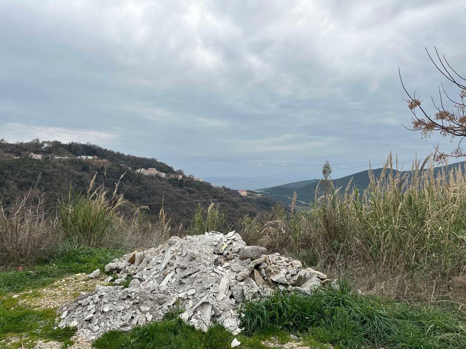 Prodaja – Neurbanizovan plac 350 m² sa pristupnim putem, strujom i vodom, Prijevor, Budva - Amfora Real Estate