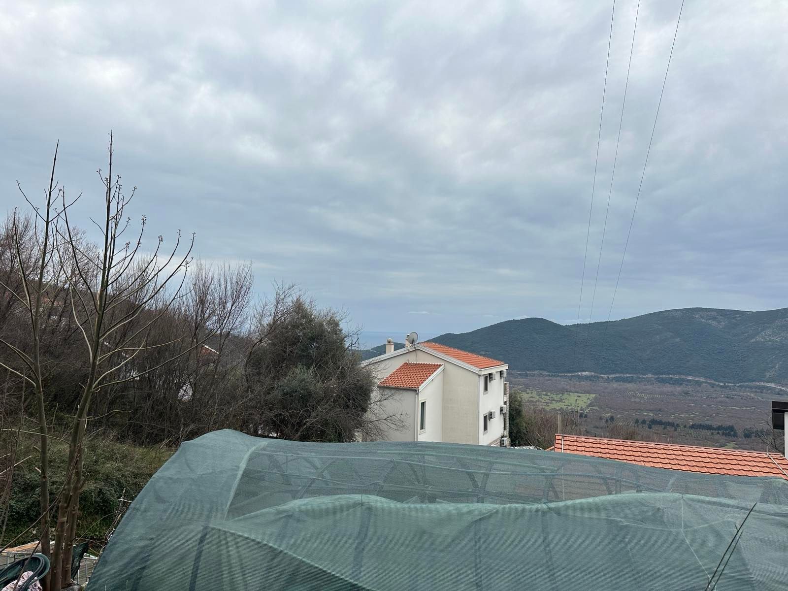 Prodaja – Neurbanizovan plac 350 m² sa pristupnim putem, strujom i vodom, Prijevor, Budva - Amfora Real Estate
