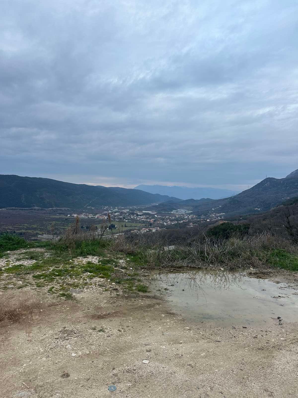 Prodaja – Neurbanizovan plac 350 m² sa pristupnim putem, strujom i vodom, Prijevor, Budva - Amfora Real Estate