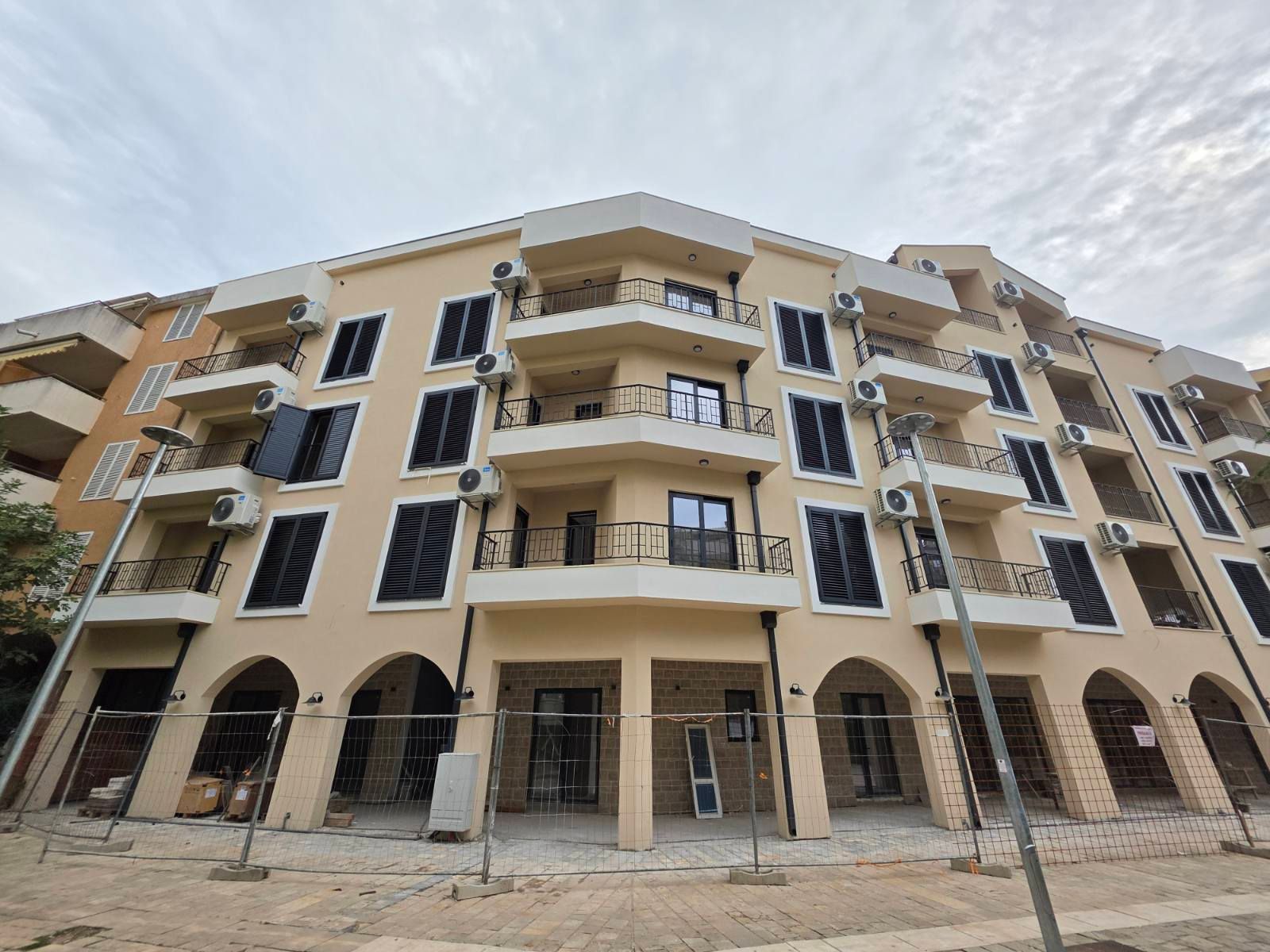 Studio apartman 35 m² sa mogućnošću pregradnje u jednosoban – nova stambeno-poslovna zgrada, Budva (Adok) - Amfora Real Estate