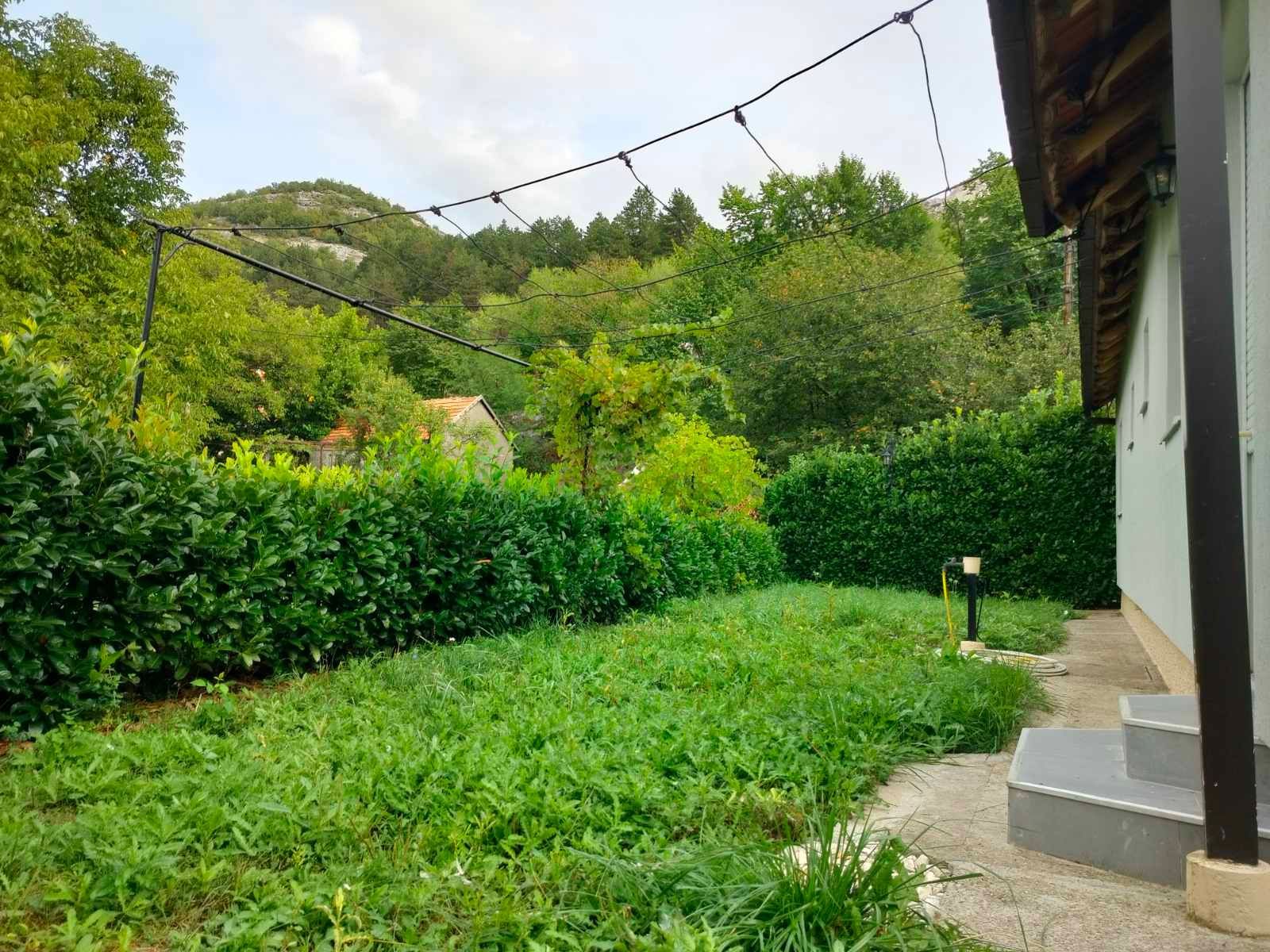 Prodaja kuće 75 m² sa potkrovljem, garažom i placem 280 m² – Cetinje - Amfora Real Estate