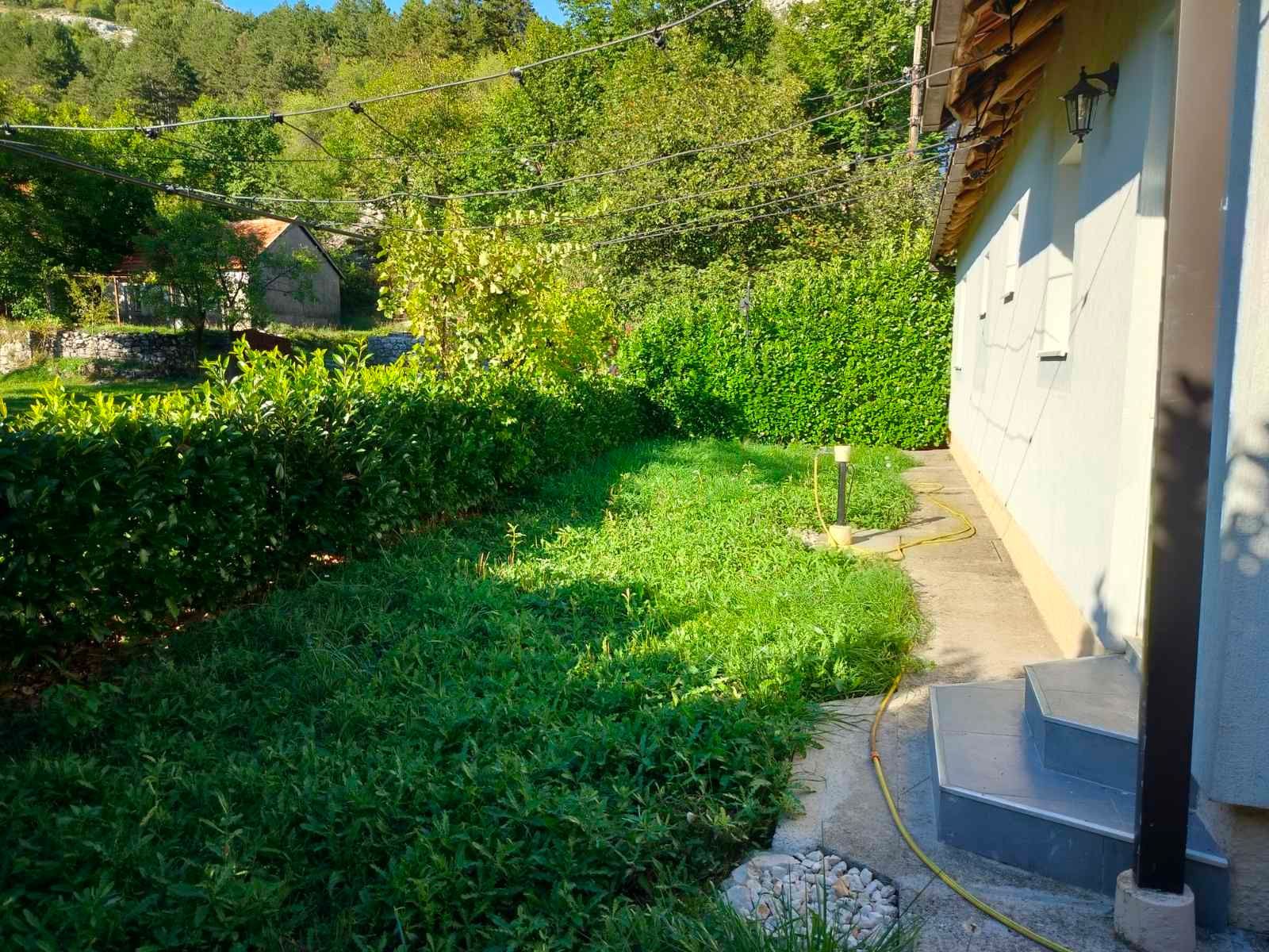 Prodaja kuće 75 m² sa potkrovljem, garažom i placem 280 m² – Cetinje - Amfora Real Estate