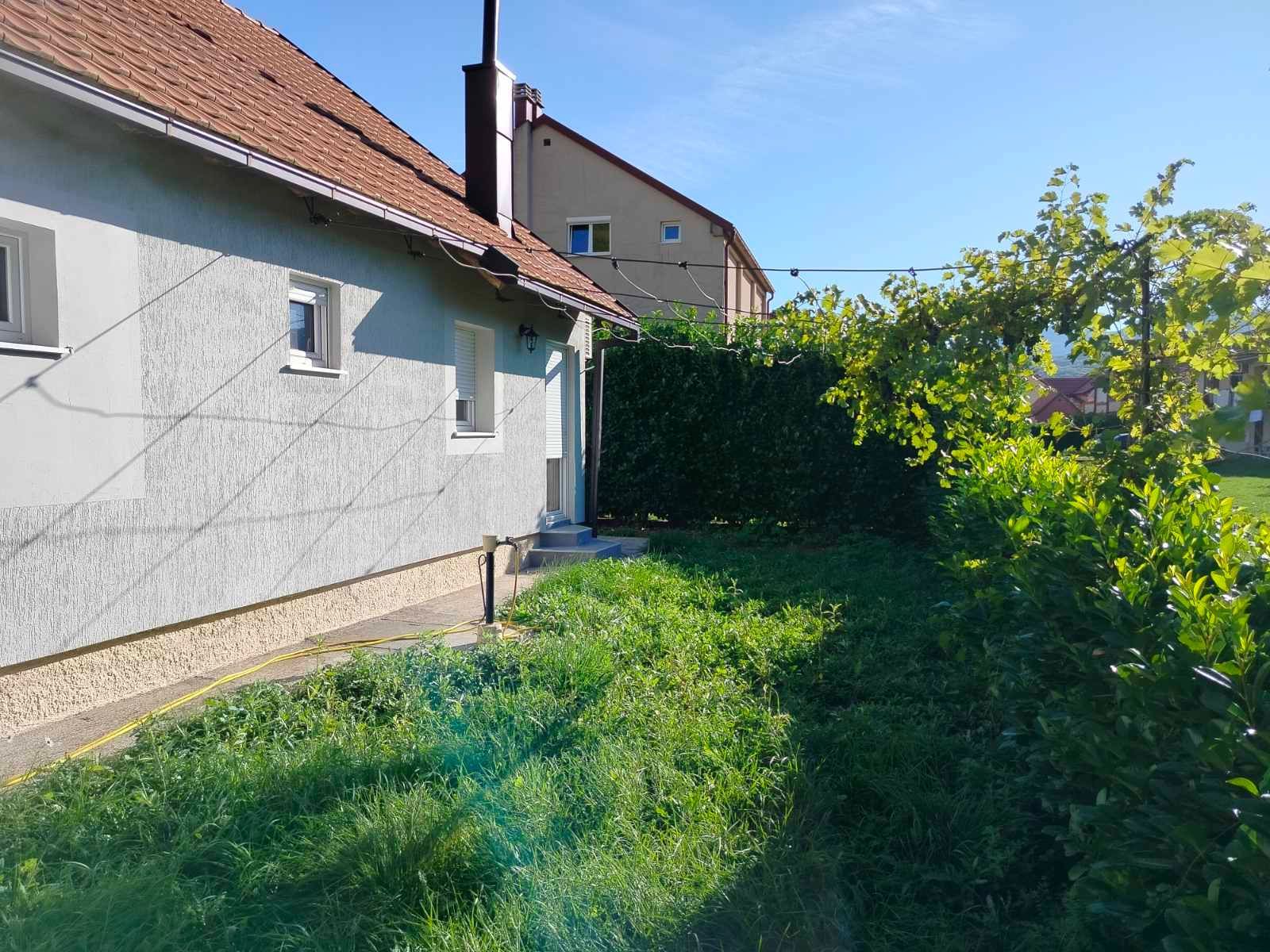 Prodaja kuće 75 m² sa potkrovljem, garažom i placem 280 m² – Cetinje - Amfora Real Estate