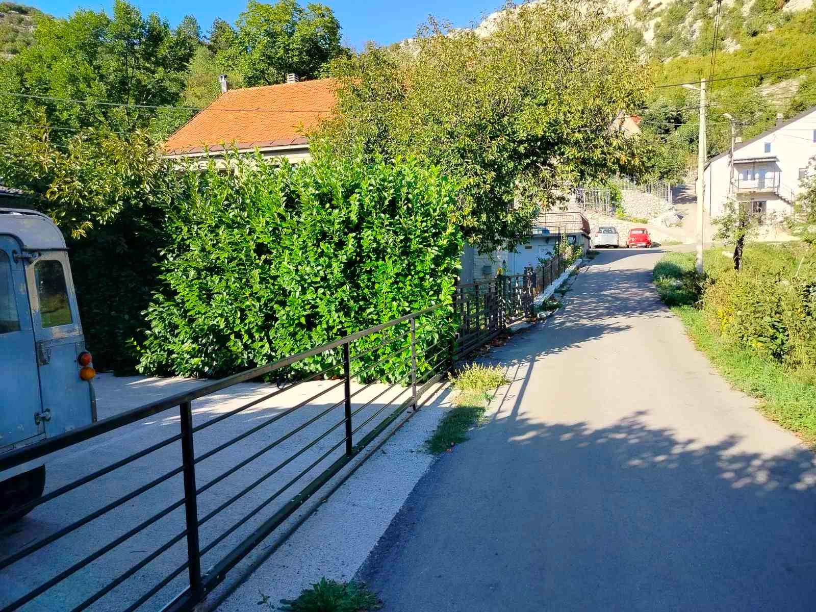 Prodaja kuće 75 m² sa potkrovljem, garažom i placem 280 m² – Cetinje - Amfora Real Estate