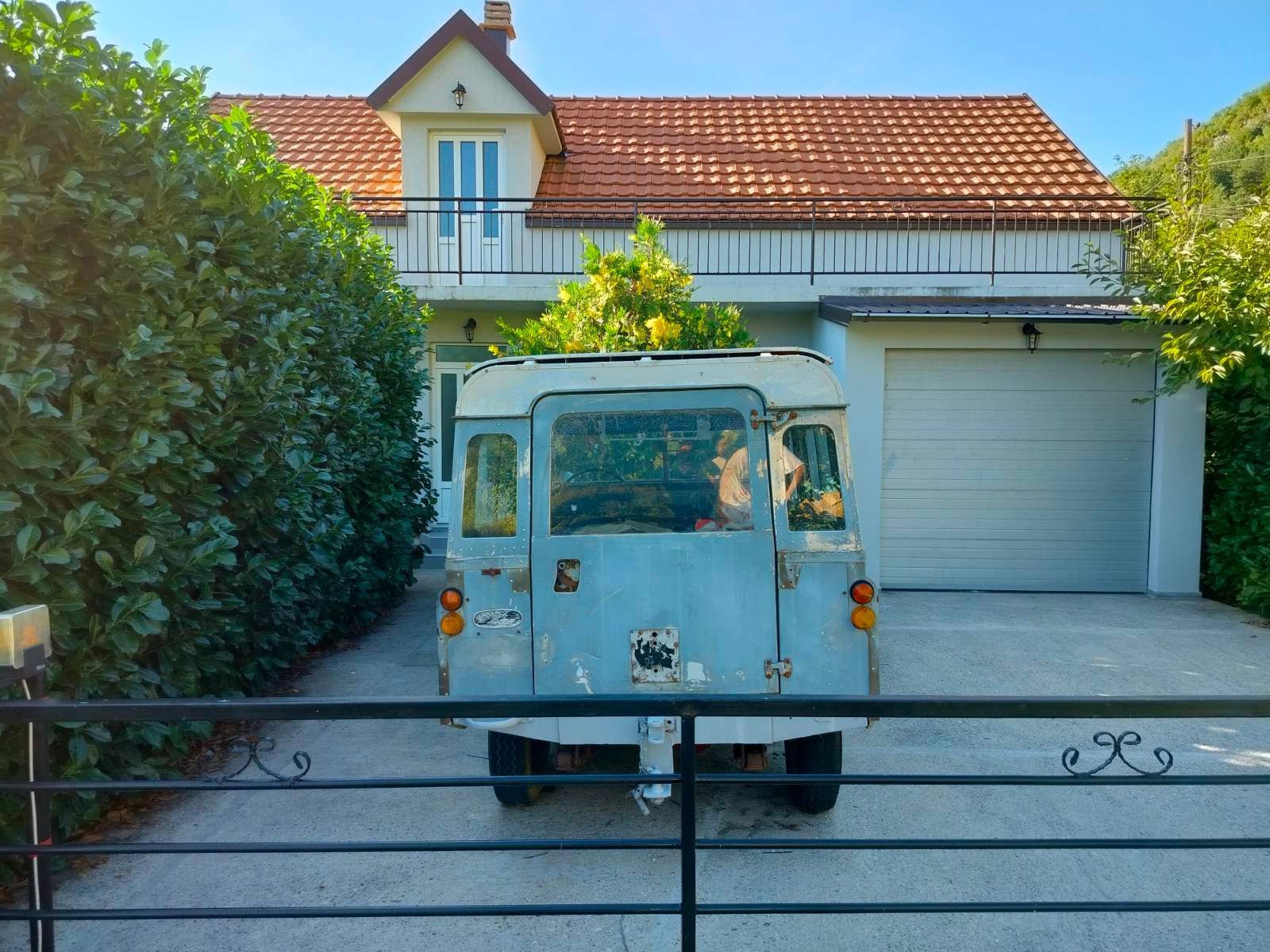 Prodaja kuće 75 m² sa potkrovljem, garažom i placem 280 m² – Cetinje - Amfora Real Estate