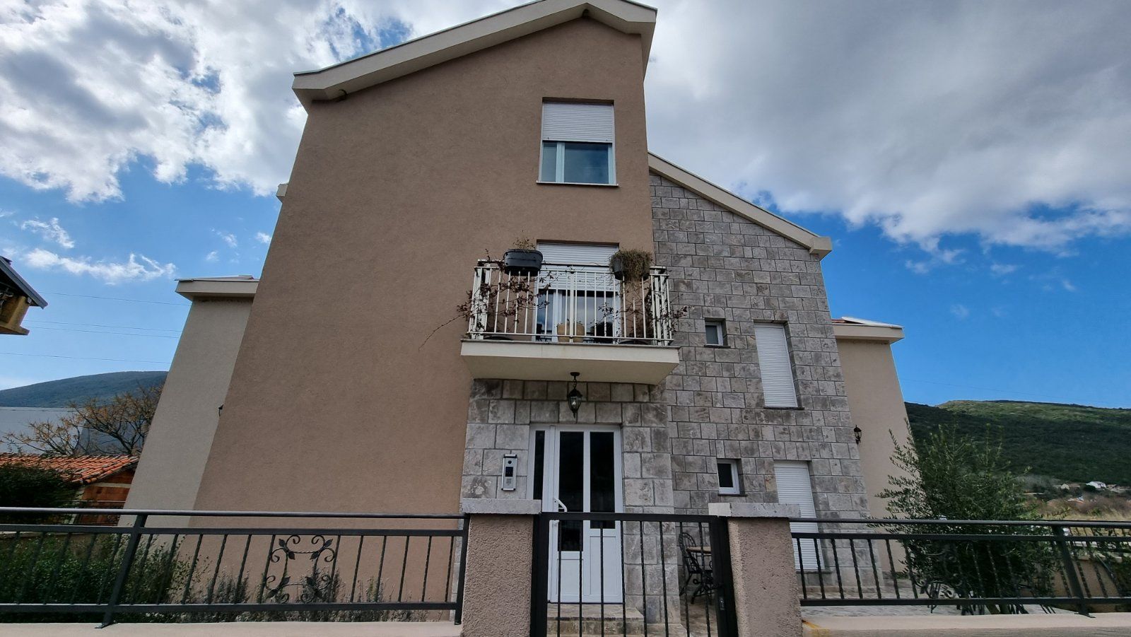 Izdavanje studio apartmana-Lastva Grbaljska,Budva (na duzi period) - Amfora Real Estate