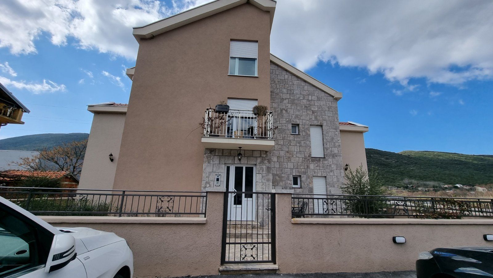 Izdavanje studio apartmana-Lastva Grbaljska,Budva (na duzi period) - Amfora Real Estate