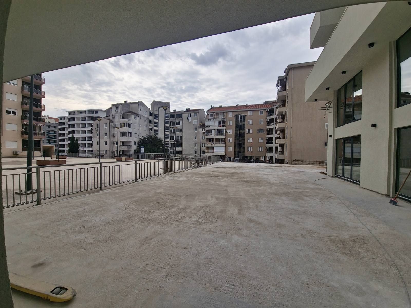 Izdavanje poslovnog prostora 32 m² sa dva parking mesta – Rozino, Budva (preko puta fakulteta) - Amfora Real Estate