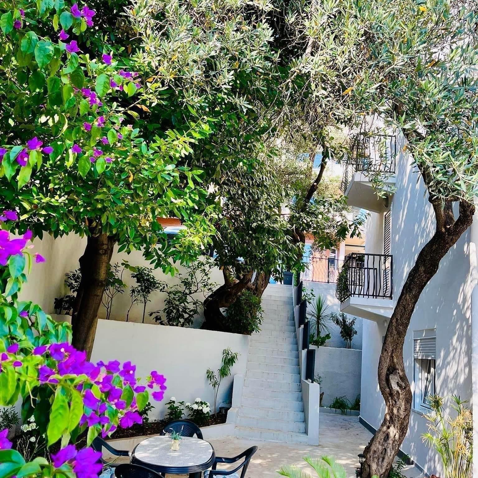 Izdavanje trosobnog stana sa pogledom na more, parking mestom i privatnim dvorištem – Sveti Stefan, Budva (na period do 01.06.2026) - Amfora Real Estate