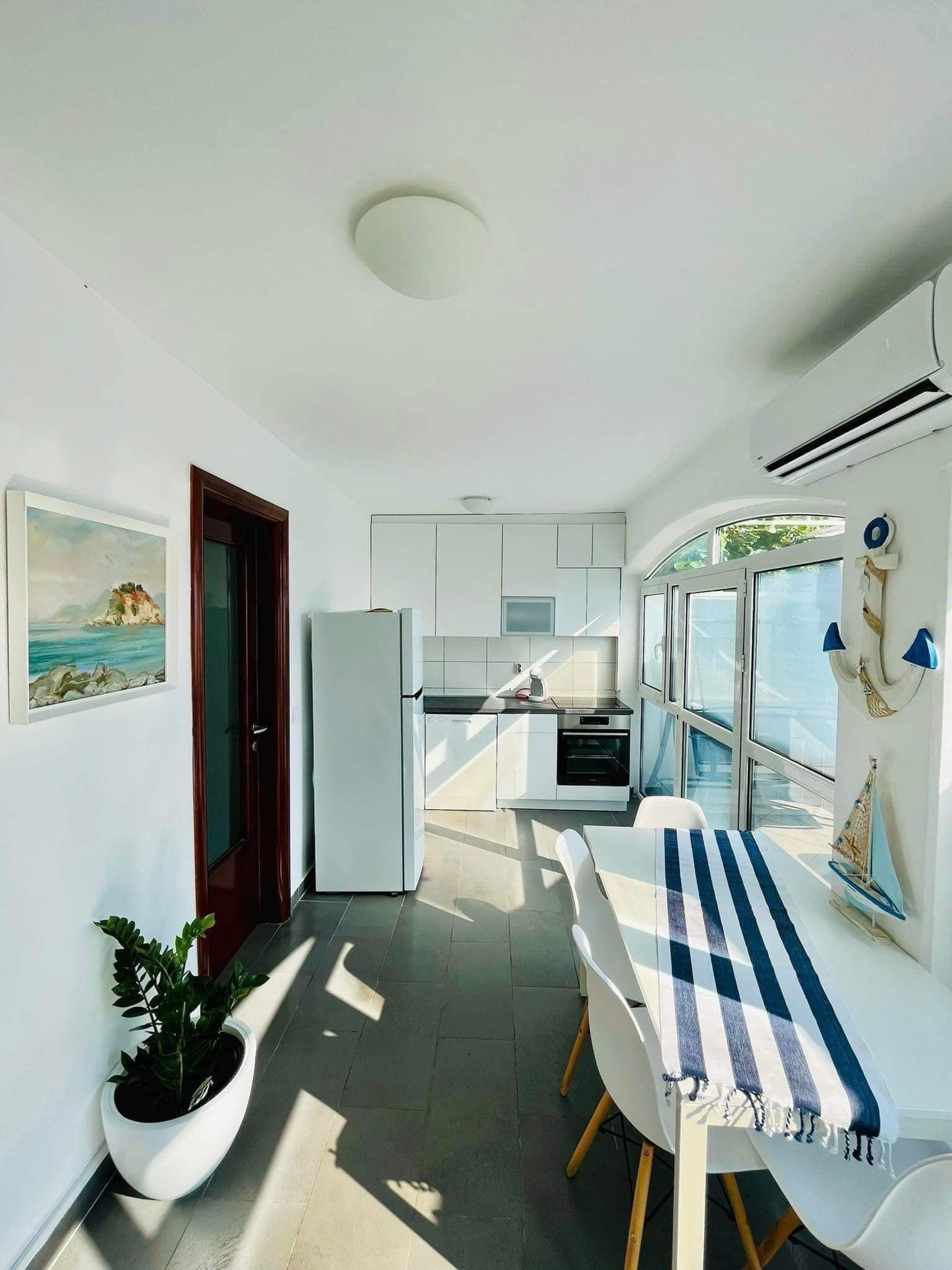 Izdavanje trosobnog stana sa pogledom na more, parking mestom i privatnim dvorištem – Sveti Stefan, Budva (na period do 01.06.2026) - Amfora Real Estate