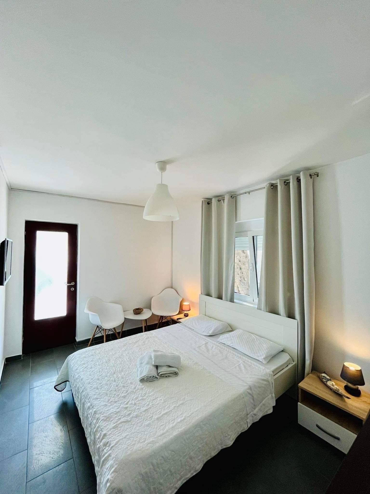 Izdavanje trosobnog stana sa pogledom na more, parking mestom i privatnim dvorištem – Sveti Stefan, Budva (na period do 01.06.2026) - Amfora Real Estate