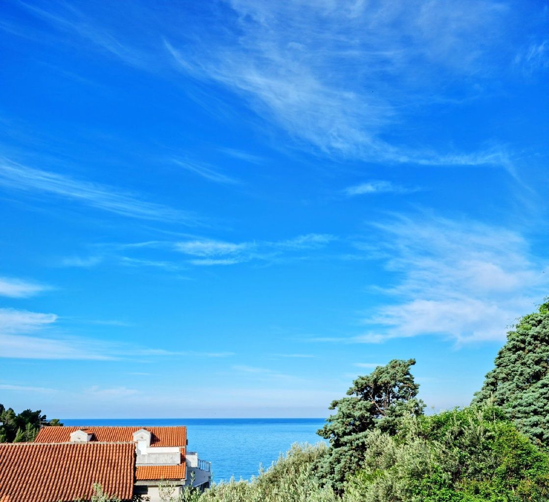 Izdavanje trosobnog stana sa pogledom na more, parking mestom i privatnim dvorištem – Sveti Stefan, Budva (na period do 01.06.2026) - Amfora Real Estate