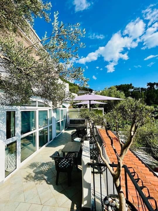 Izdavanje trosobnog stana sa pogledom na more, parking mestom i privatnim dvorištem – Sveti Stefan, Budva (na period do 01.06.2026) - Amfora Real Estate