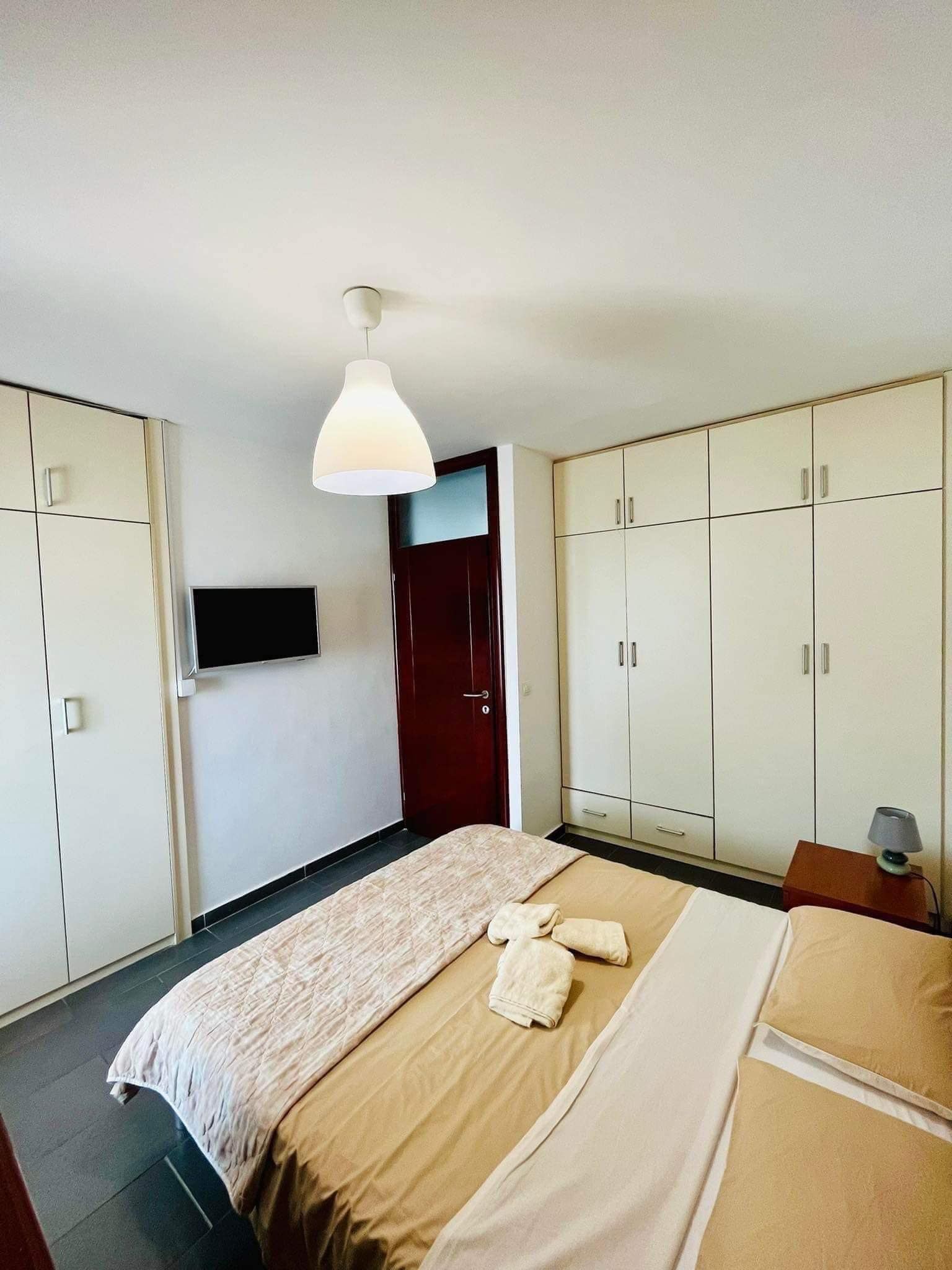 Izdavanje trosobnog stana sa pogledom na more, parking mestom i privatnim dvorištem – Sveti Stefan, Budva (na period do 01.06.2026) - Amfora Real Estate