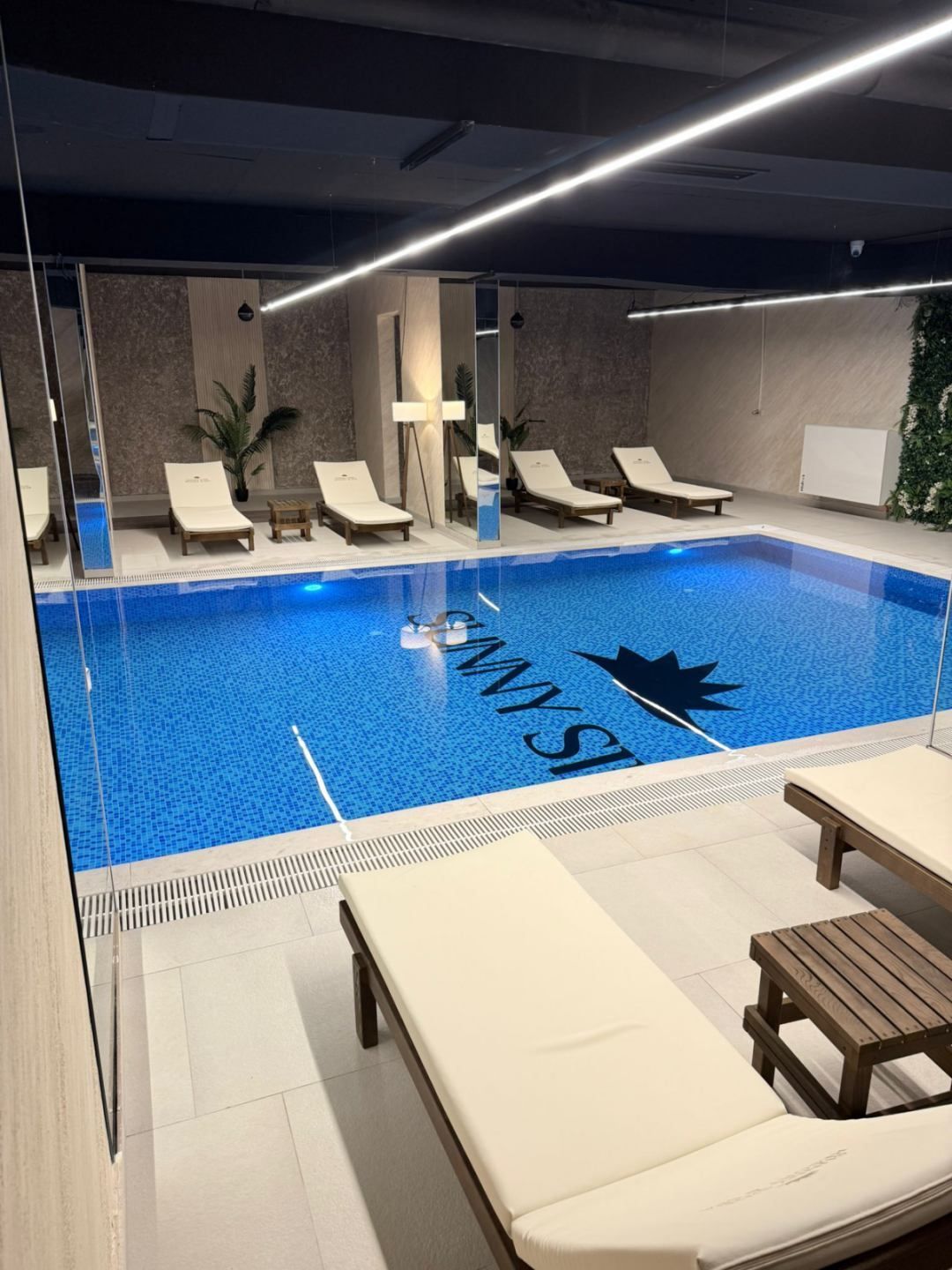 Izdavanje studio apartmana sa pogledom na more – Sunny Side Resort & Spa, Bečići (IZDAVANJE NA DUZI PERIOD,DOSTUPNO OD 01.12.2025) - Amfora Real Estate