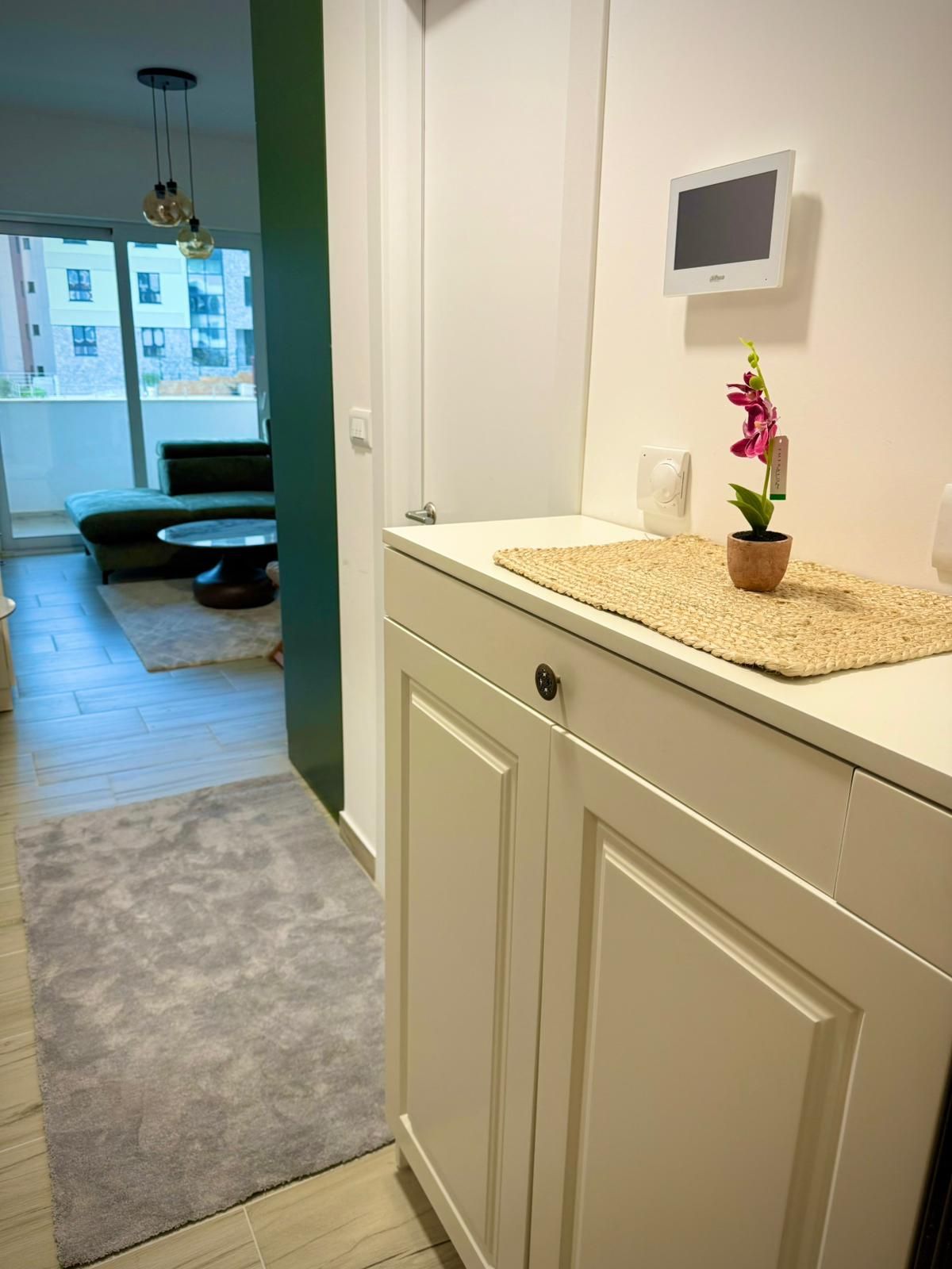 Izdavanje studio apartmana sa pogledom na more – Sunny Side Resort & Spa, Bečići (IZDAVANJE NA DUZI PERIOD,DOSTUPNO OD 01.12.2025) - Amfora Real Estate