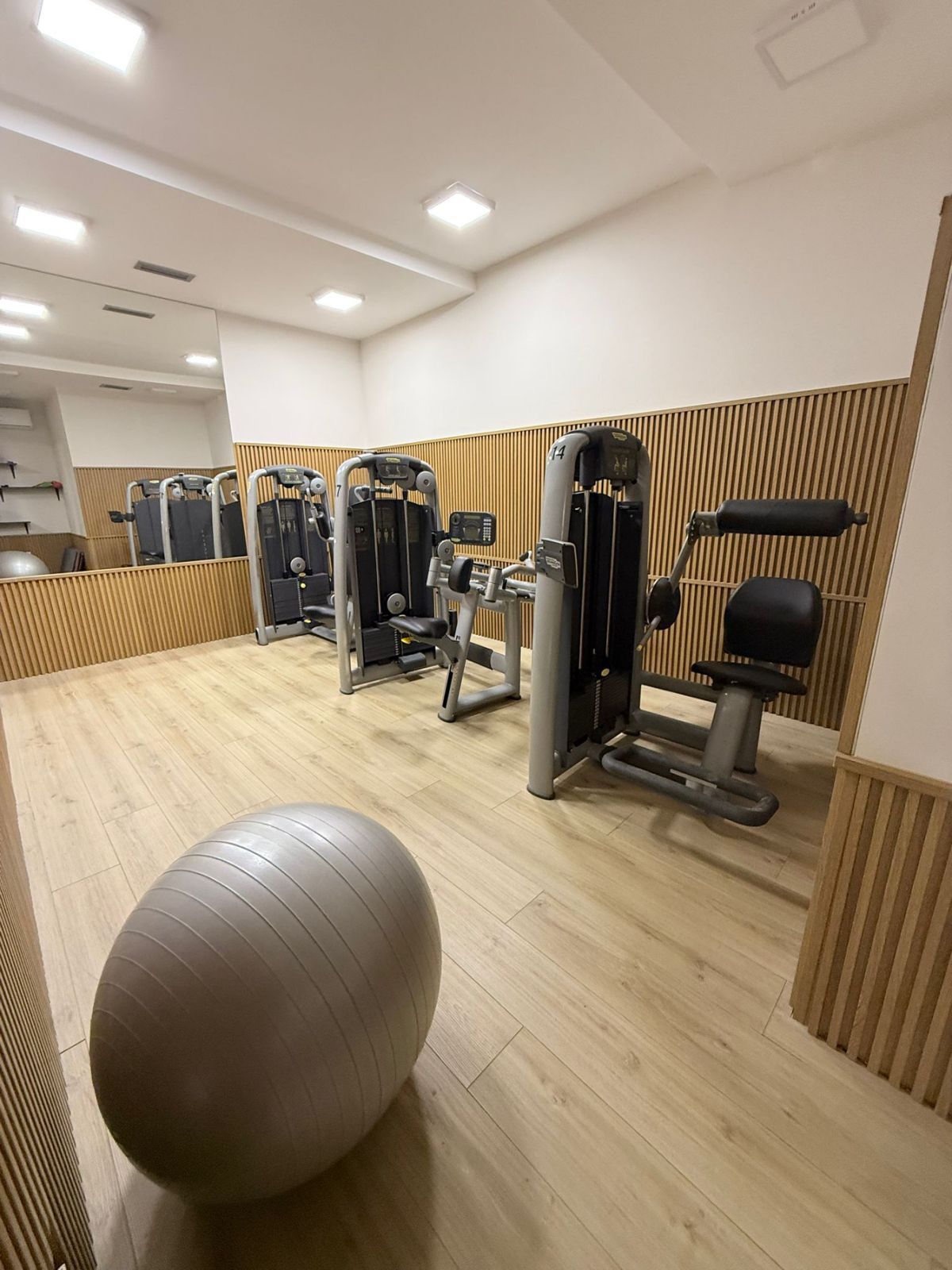 Izdavanje studio apartmana sa pogledom na more – Sunny Side Resort & Spa, Bečići (IZDAVANJE NA DUZI PERIOD,DOSTUPNO OD 01.12.2025) - Amfora Real Estate