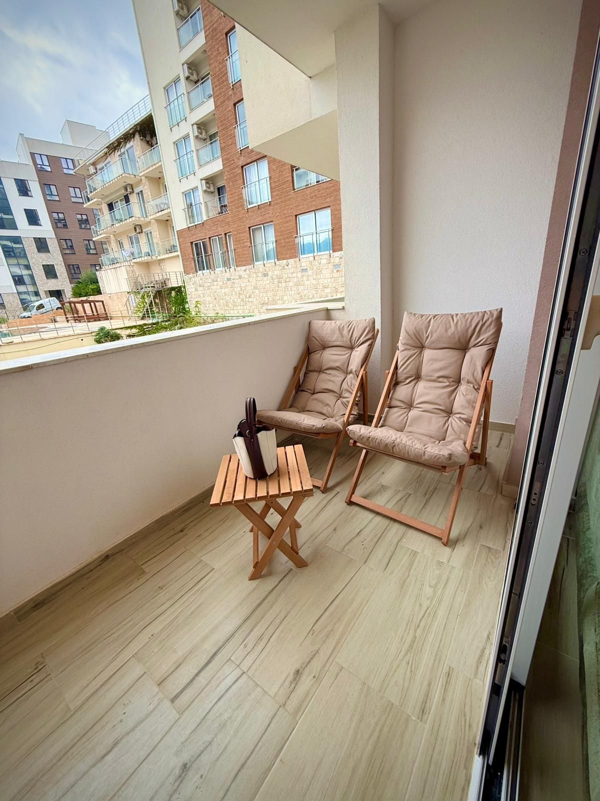 Izdavanje studio apartmana sa pogledom na more – Sunny Side Resort & Spa, Bečići (IZDAVANJE NA DUZI PERIOD,DOSTUPNO OD 01.12.2025) - Amfora Real Estate