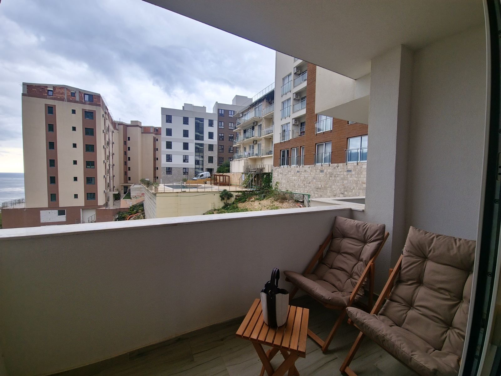 Izdavanje studio apartmana sa pogledom na more – Sunny Side Resort & Spa, Bečići (IZDAVANJE NA DUZI PERIOD,DOSTUPNO OD 01.12.2025) - Amfora Real Estate