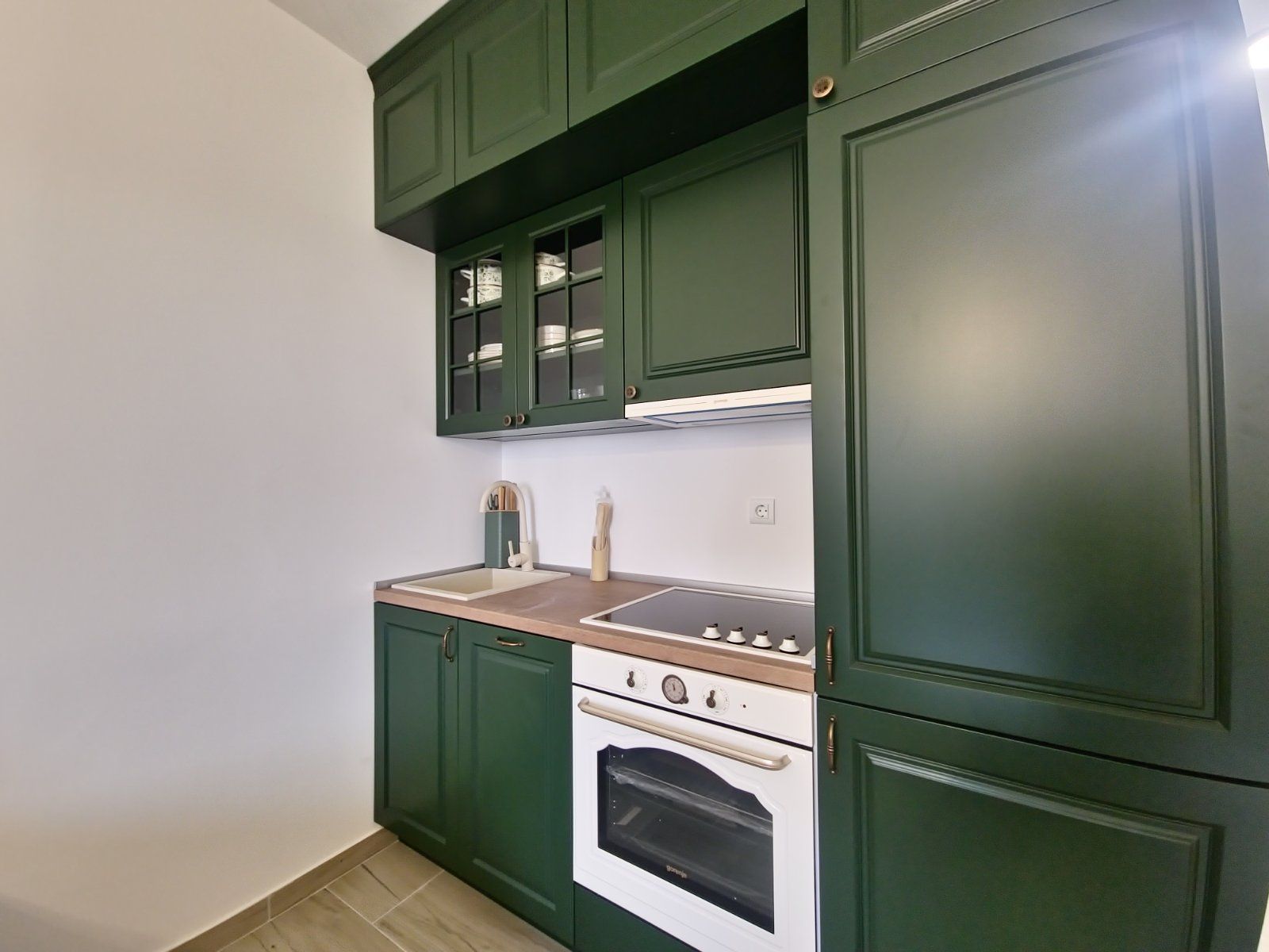 Izdavanje studio apartmana sa pogledom na more – Sunny Side Resort & Spa, Bečići (IZDAVANJE NA DUZI PERIOD,DOSTUPNO OD 01.12.2025) - Amfora Real Estate