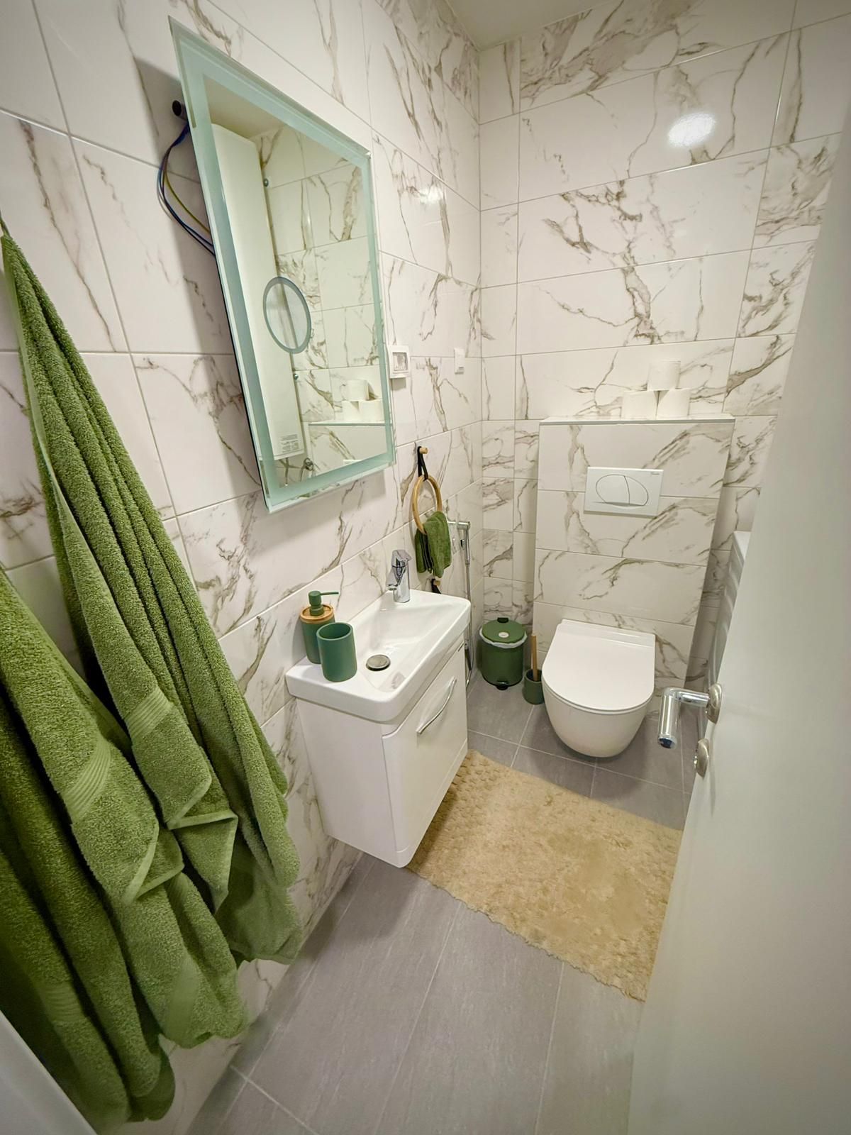 Izdavanje studio apartmana sa pogledom na more – Sunny Side Resort & Spa, Bečići (IZDAVANJE NA DUZI PERIOD,DOSTUPNO OD 01.12.2025) - Amfora Real Estate