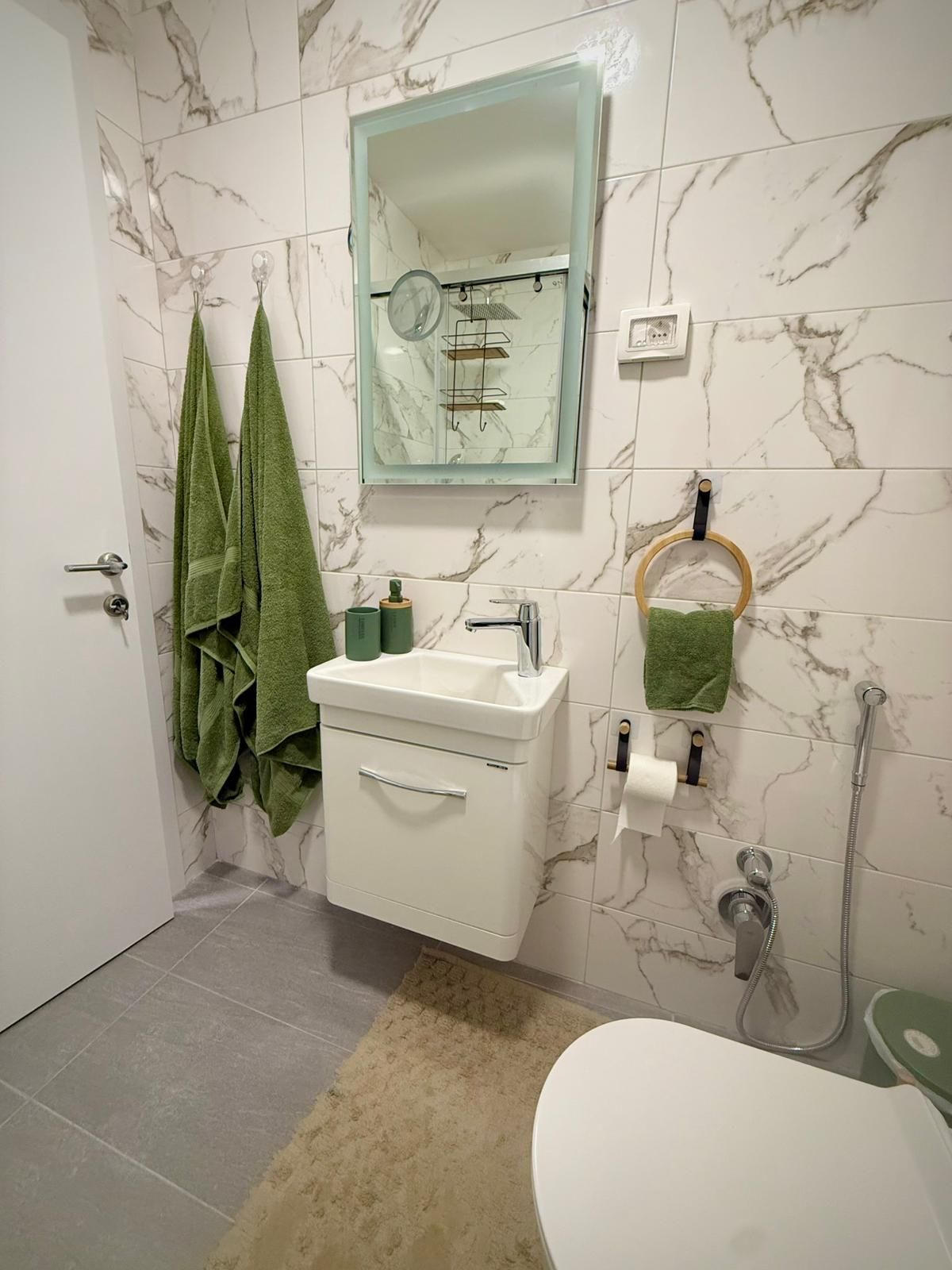 Izdavanje studio apartmana sa pogledom na more – Sunny Side Resort & Spa, Bečići (IZDAVANJE NA DUZI PERIOD,DOSTUPNO OD 01.12.2025) - Amfora Real Estate