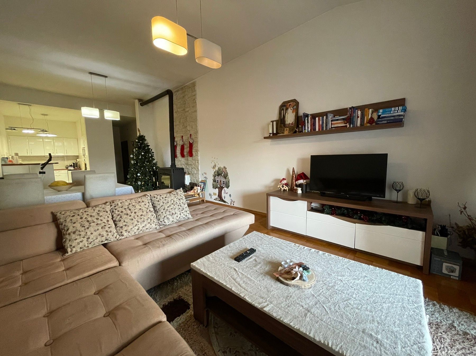 Prodaja prostranog dvosobnog stana 96 m² – Centar Budve, Bulevar | 200 m od mora | Mogućnost pregradnje u dva manja stana ili duplex - Amfora Real Estate