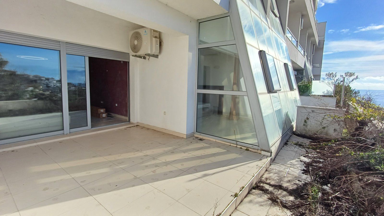 Prodaja luksuzno opremljenog jednosobnog stana 82m2 sa panoramskim pogledom na more i grad-Ulcinj,Pinjes - Amfora Real Estate