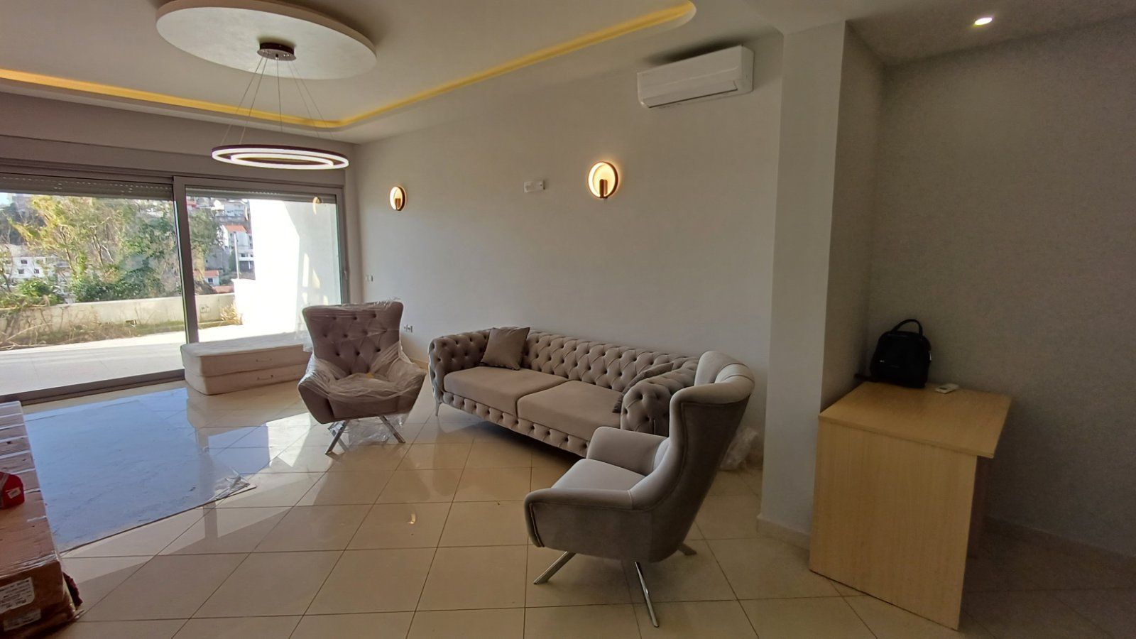 Prodaja luksuzno opremljenog jednosobnog stana 82m2 sa panoramskim pogledom na more i grad-Ulcinj,Pinjes - Amfora Real Estate