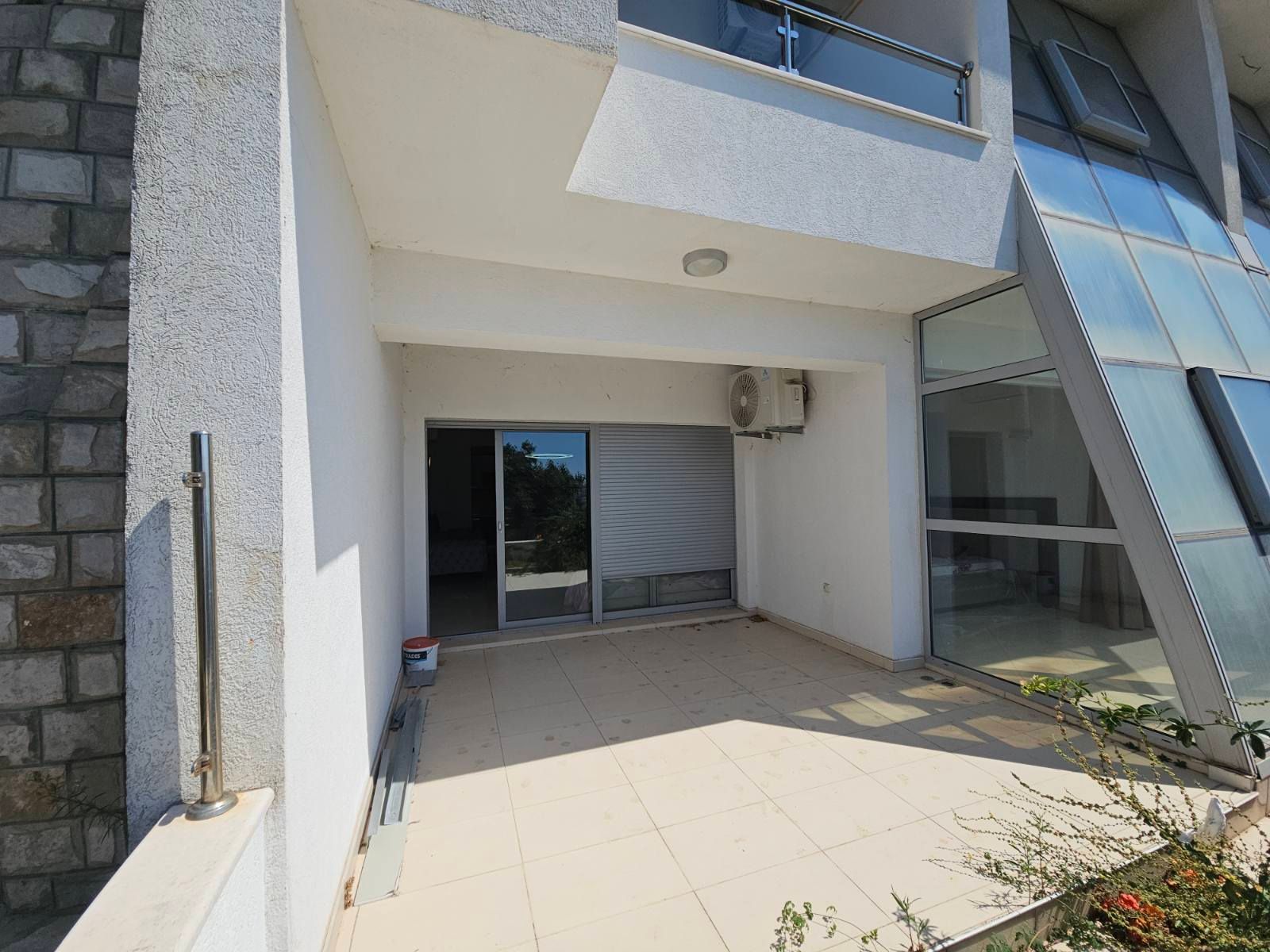 Prodaja luksuzno opremljenog jednosobnog stana 82m2 sa panoramskim pogledom na more i grad-Ulcinj,Pinjes - Amfora Real Estate