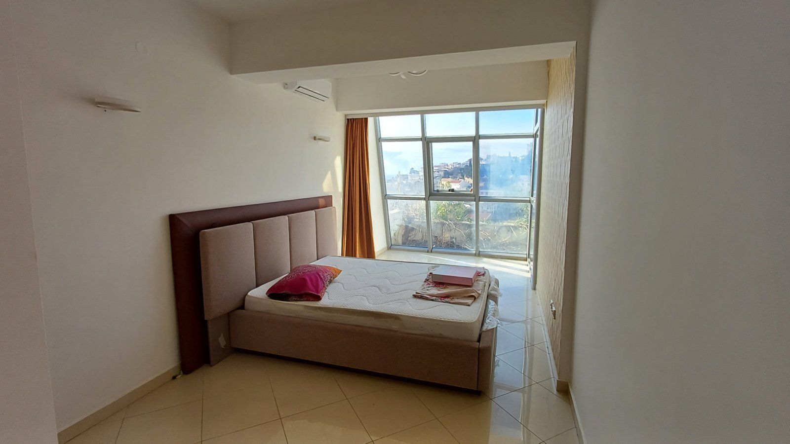 Prodaja luksuzno opremljenog jednosobnog stana 82m2 sa panoramskim pogledom na more i grad-Ulcinj,Pinjes - Amfora Real Estate