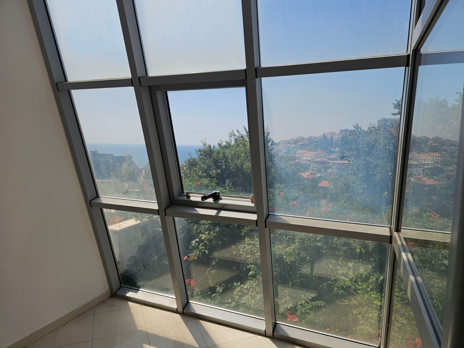 Prodaja luksuzno opremljenog jednosobnog stana 82m2 sa panoramskim pogledom na more i grad-Ulcinj,Pinjes - Amfora Real Estate