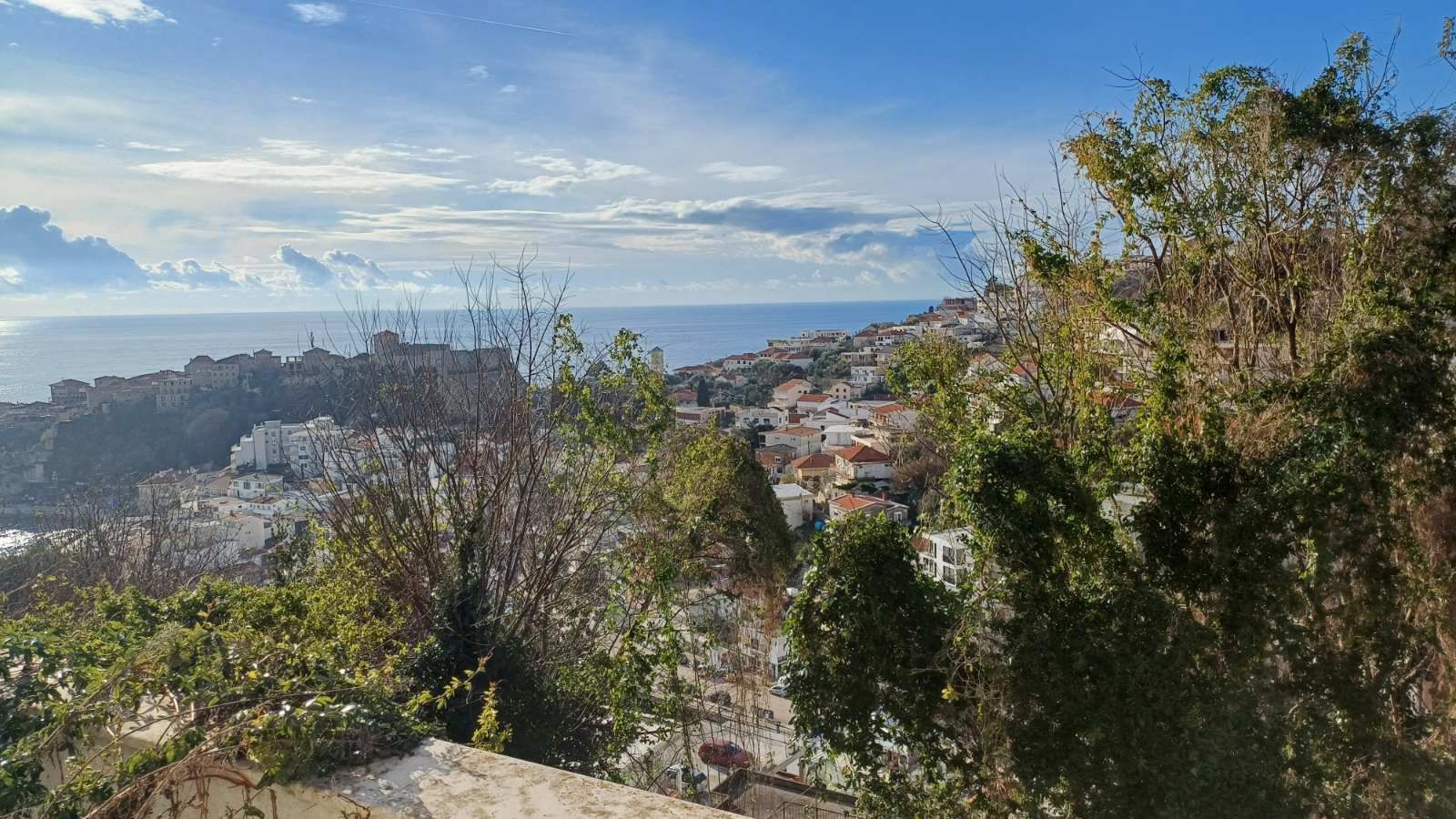 Prodaja luksuzno opremljenog jednosobnog stana 82m2 sa panoramskim pogledom na more i grad-Ulcinj,Pinjes - Amfora Real Estate