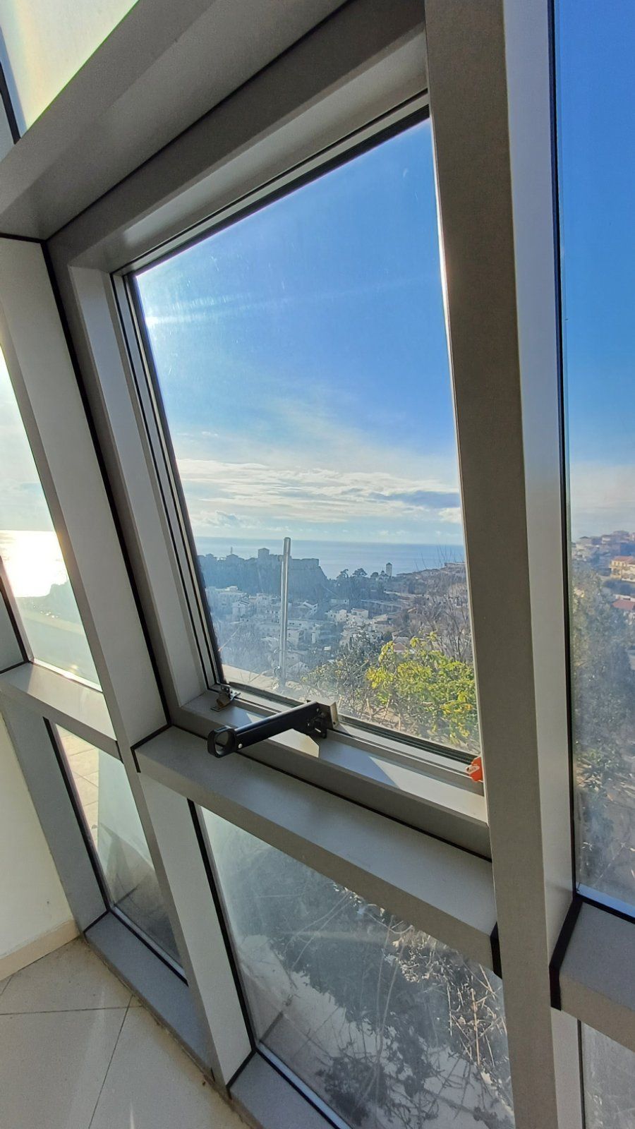 Prodaja luksuzno opremljenog jednosobnog stana 82m2 sa panoramskim pogledom na more i grad-Ulcinj,Pinjes - Amfora Real Estate