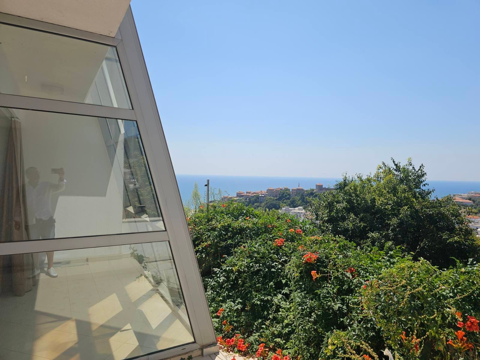 Prodaja luksuzno opremljenog jednosobnog stana 82m2 sa panoramskim pogledom na more i grad-Ulcinj,Pinjes - Amfora Real Estate