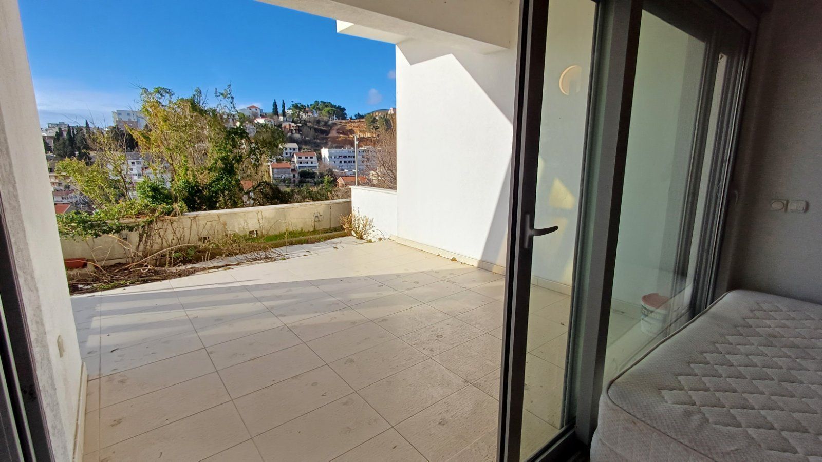 Prodaja luksuzno opremljenog jednosobnog stana 82m2 sa panoramskim pogledom na more i grad-Ulcinj,Pinjes - Amfora Real Estate