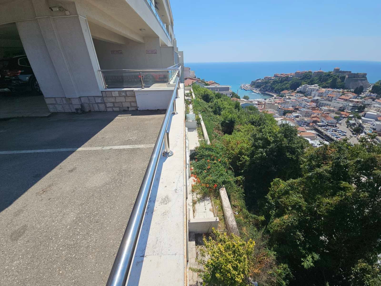 Prodaja luksuzno opremljenog jednosobnog stana 82m2 sa panoramskim pogledom na more i grad-Ulcinj,Pinjes - Amfora Real Estate