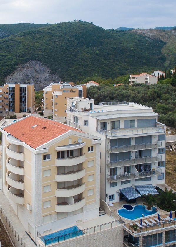 Nov dvosoban stan (106m2) sa pogledom na more u kompleksu sa bazenom,Bečići,Ivanovići. - Amfora Real Estate