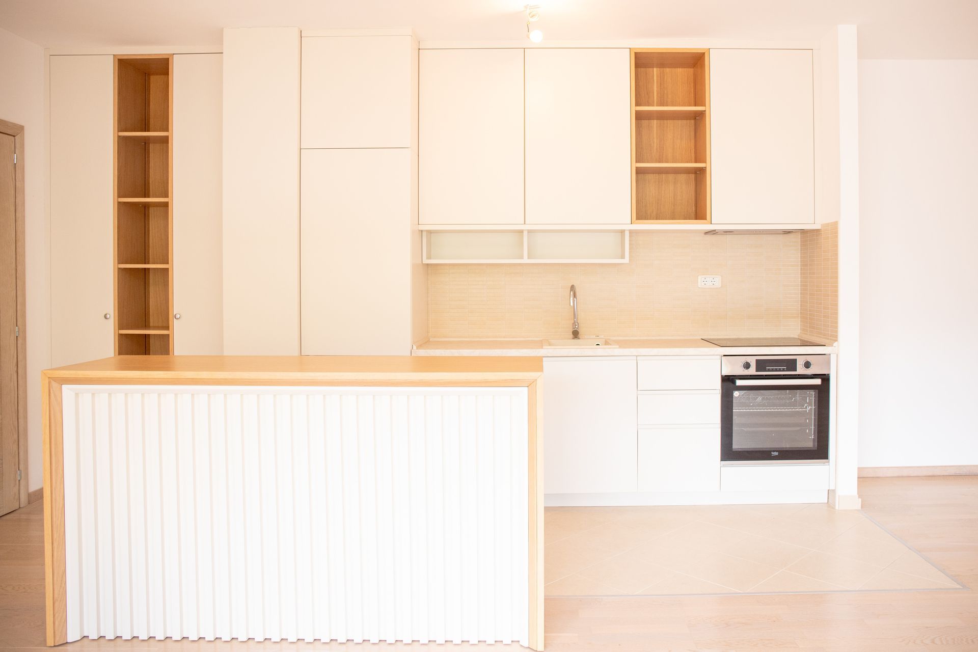 Nov dvosoban stan (106m2) sa pogledom na more u kompleksu sa bazenom,Bečići,Ivanovići. - Amfora Real Estate